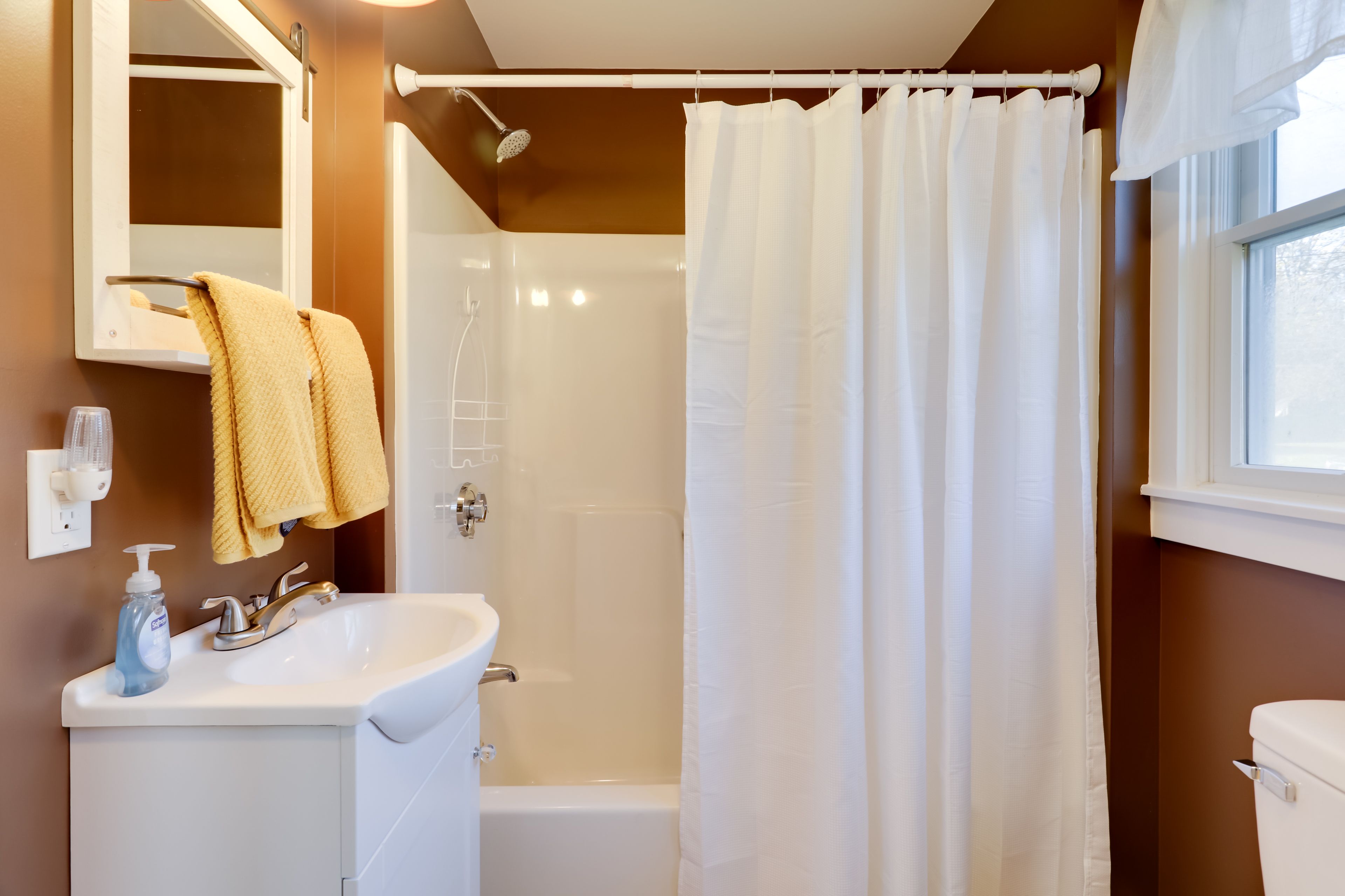 Full Bathroom | 1st Floor | Towels Provided