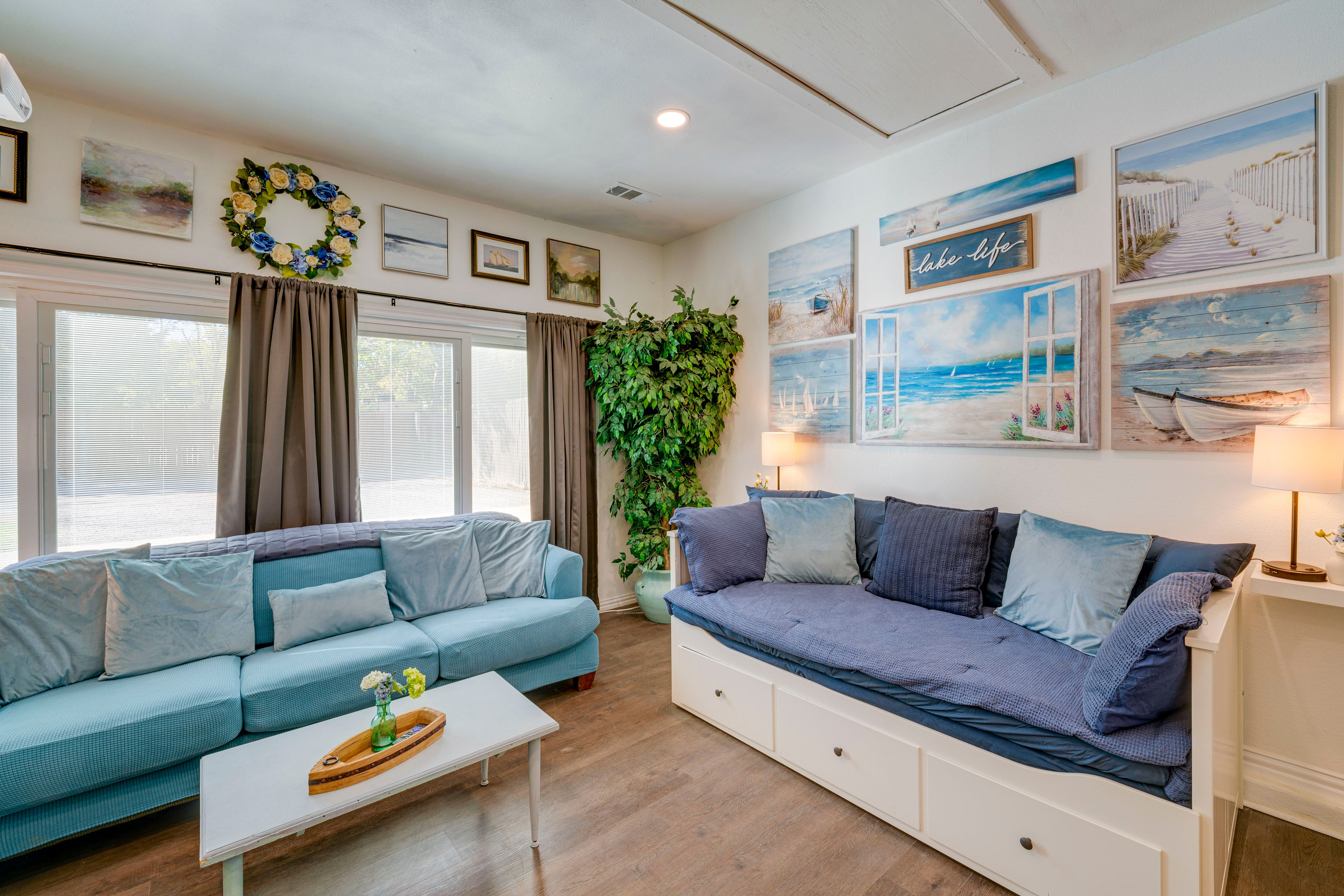 Living Room | Central Heating & Air Conditioning | Free WiFi
