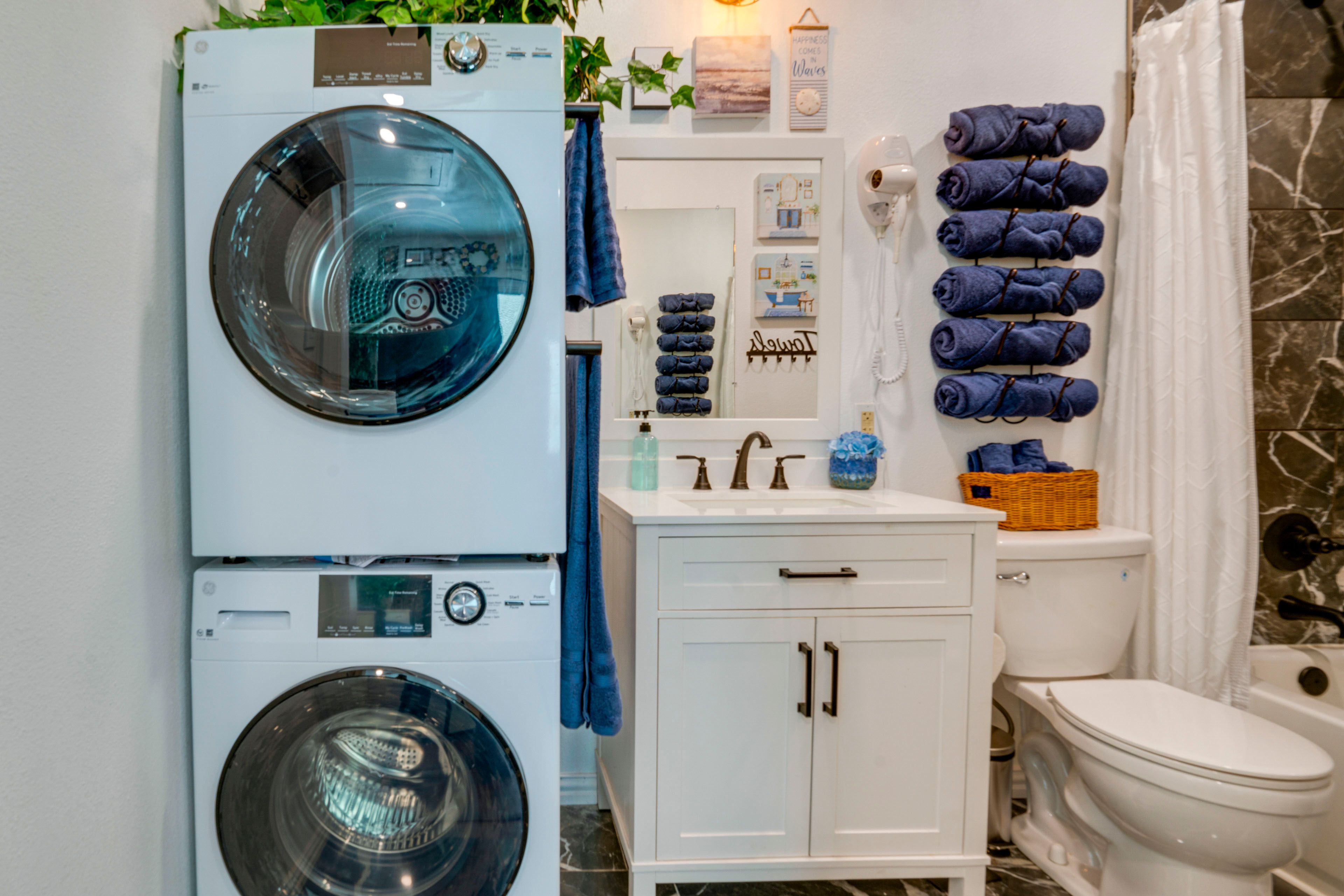 Full Bathroom | Complimentary Toiletries | Towels Provided | Washer/Dryer