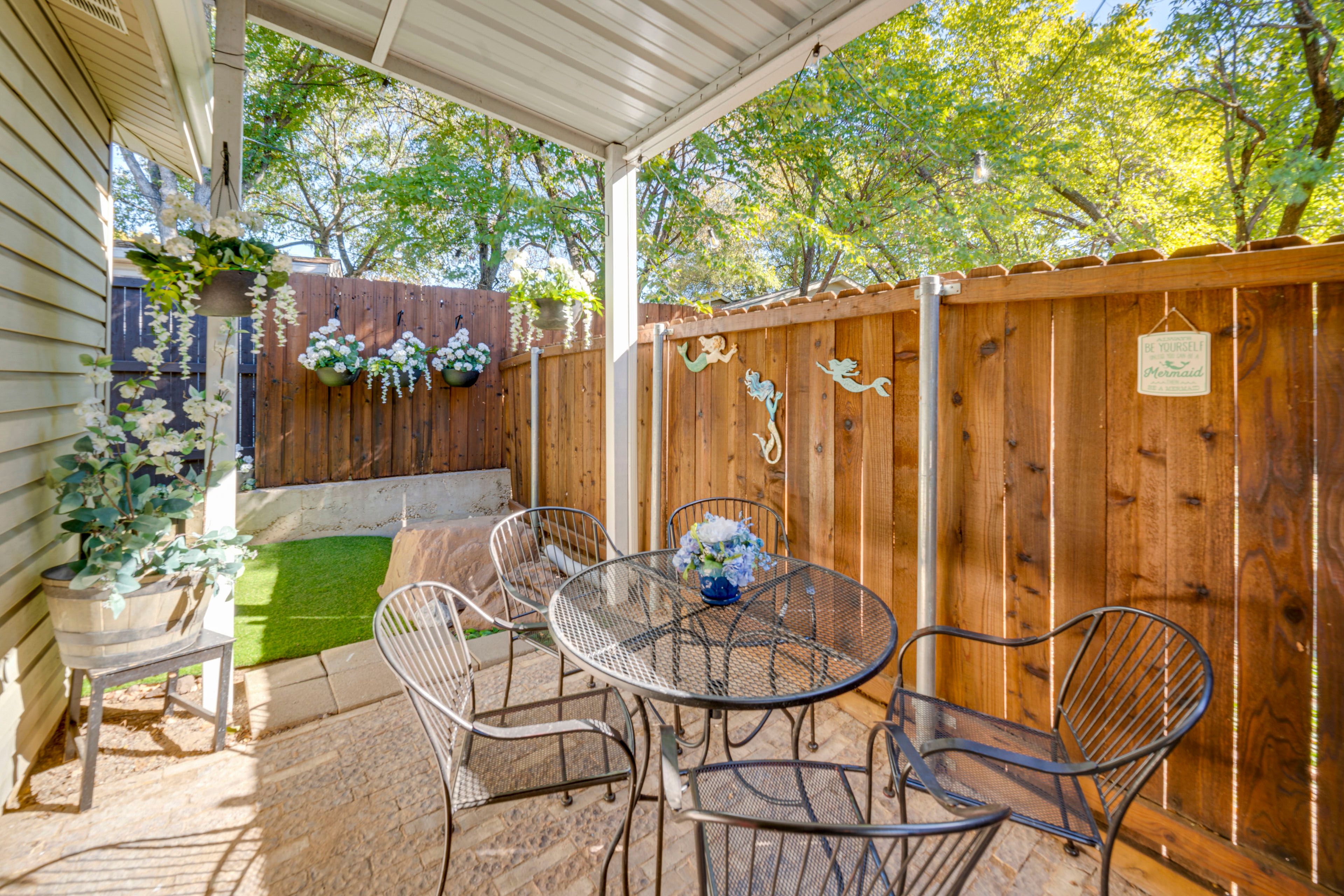 Lake Dallas Vacation Rental | 1BR | 1BA | 500 Sq Ft | 2 Exterior Steps Required