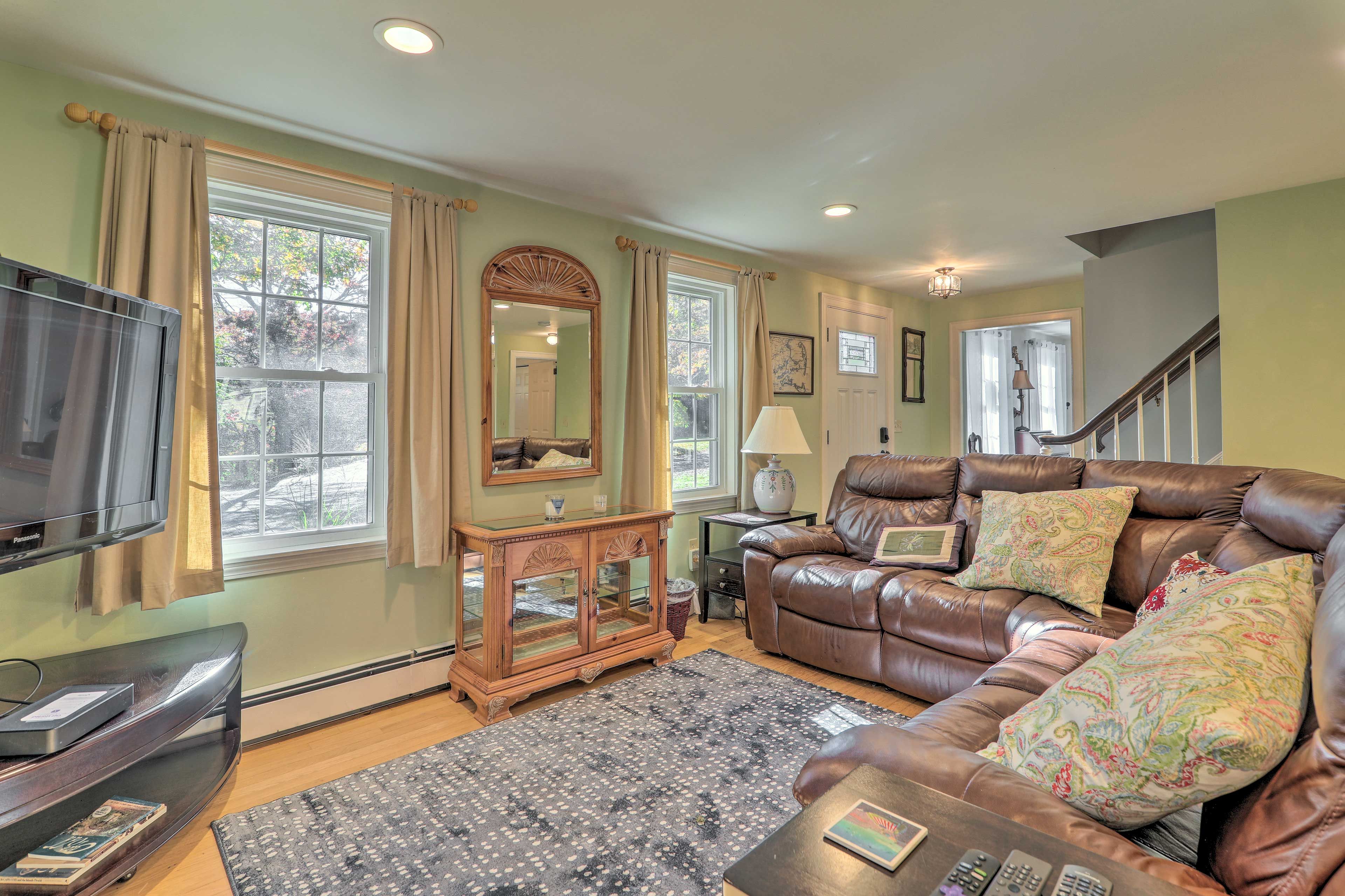 Living Room | Flat-Screen TV | Central A/C