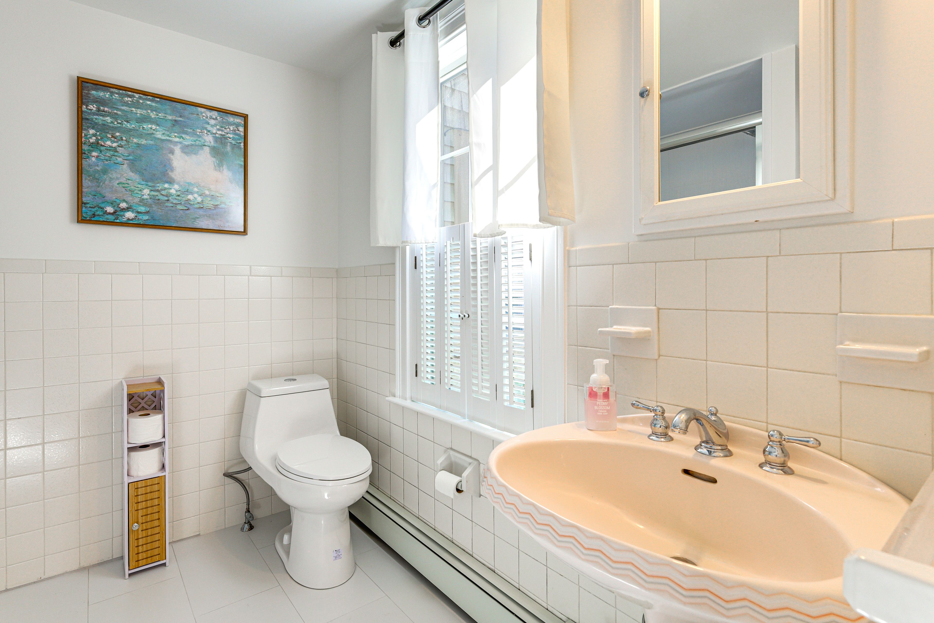 En-Suite Bathroom | Towels & Linens Provided | 1st Floor