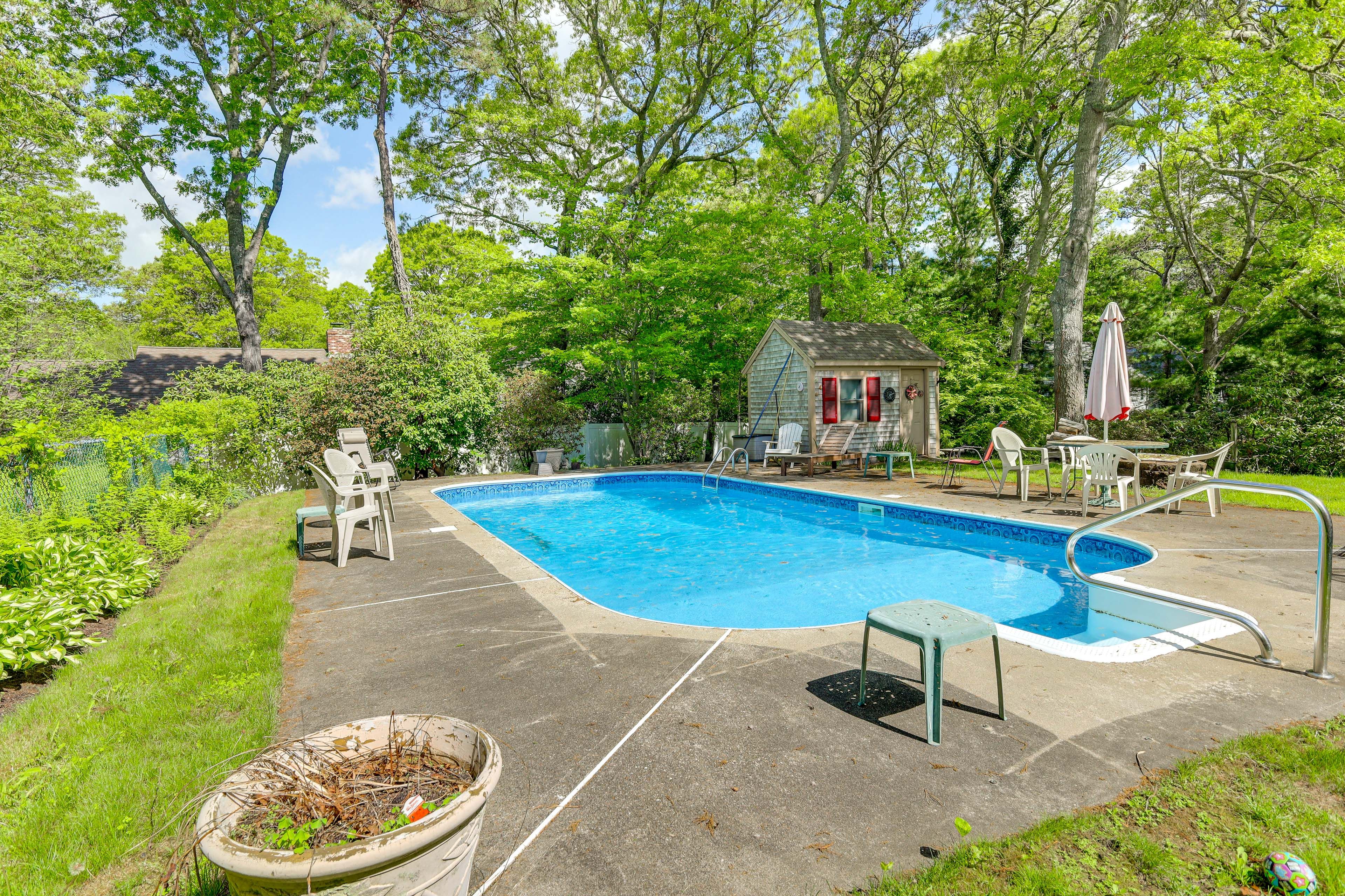 Outdoor Pool | Loungers & Dining Area