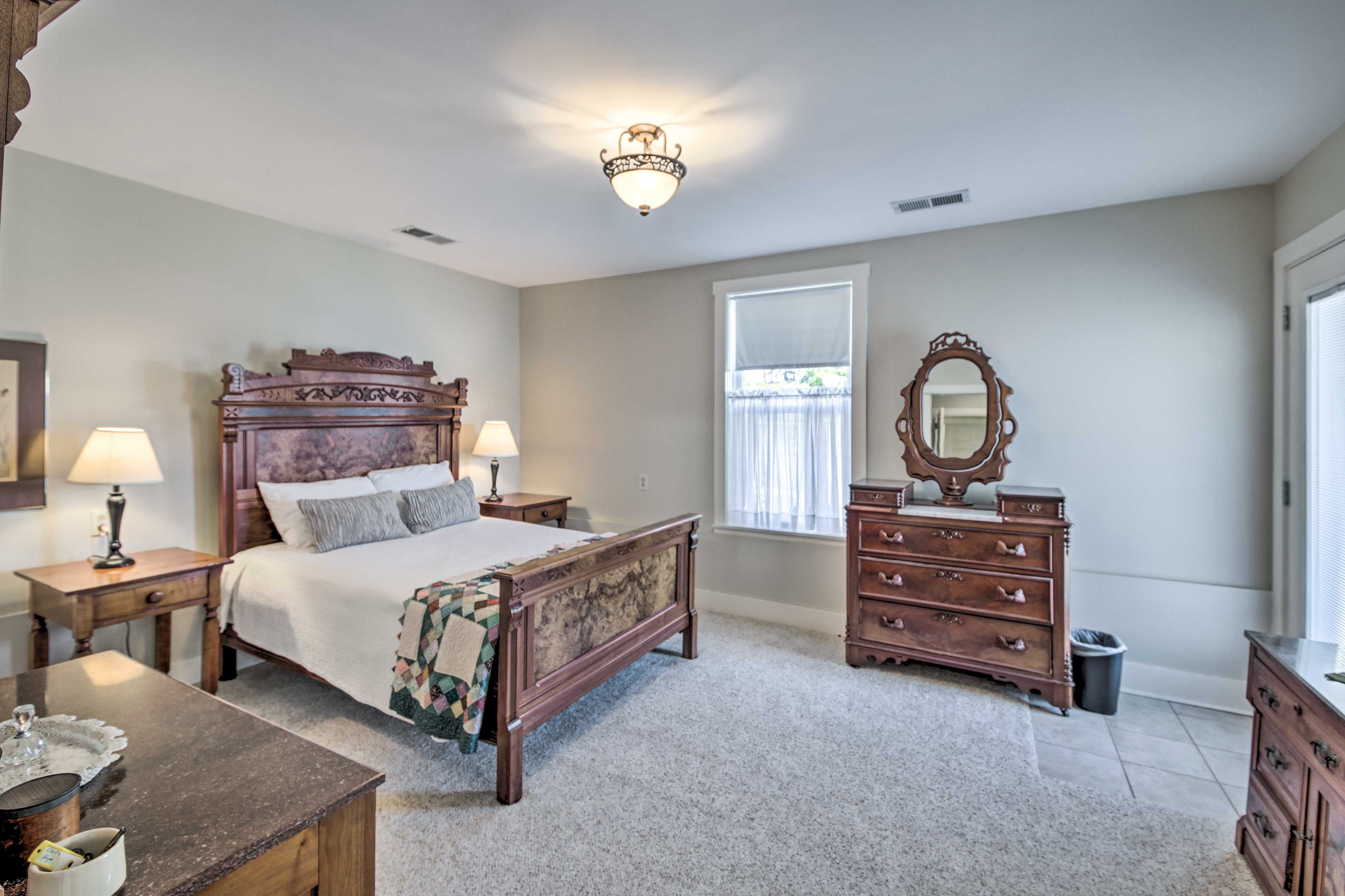 Bedroom 1 | Queen Bed | Dresser | Access to Full Bathroom on Main Floor