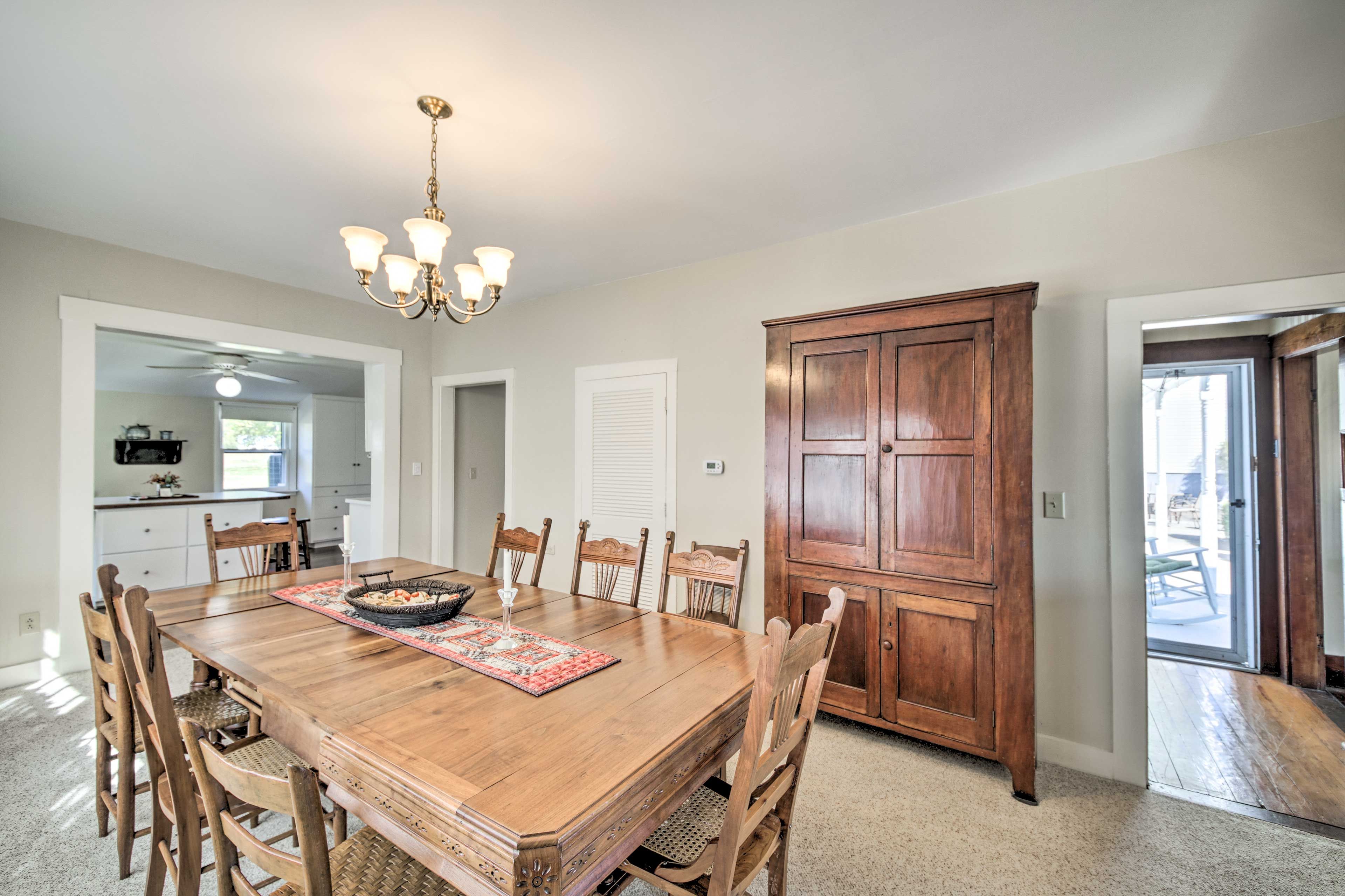Dining Area | Dishware/Flatware Provided