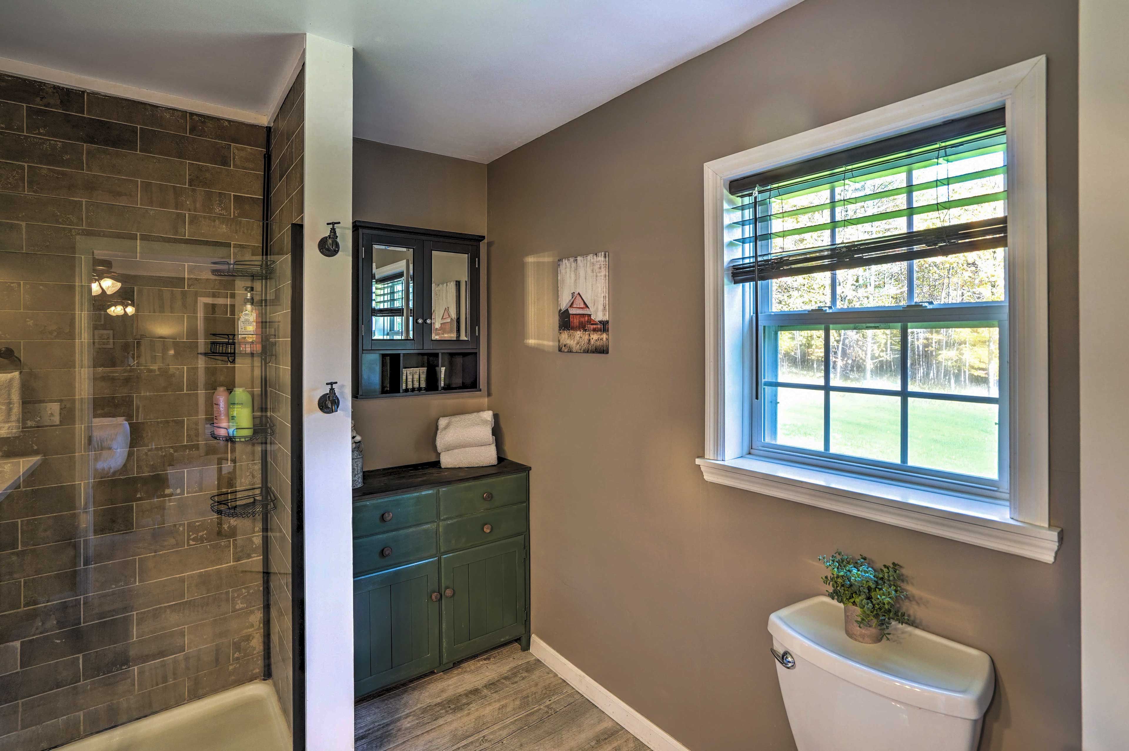 En-Suite Bathroom | Main Level | Complimentary Toiletries