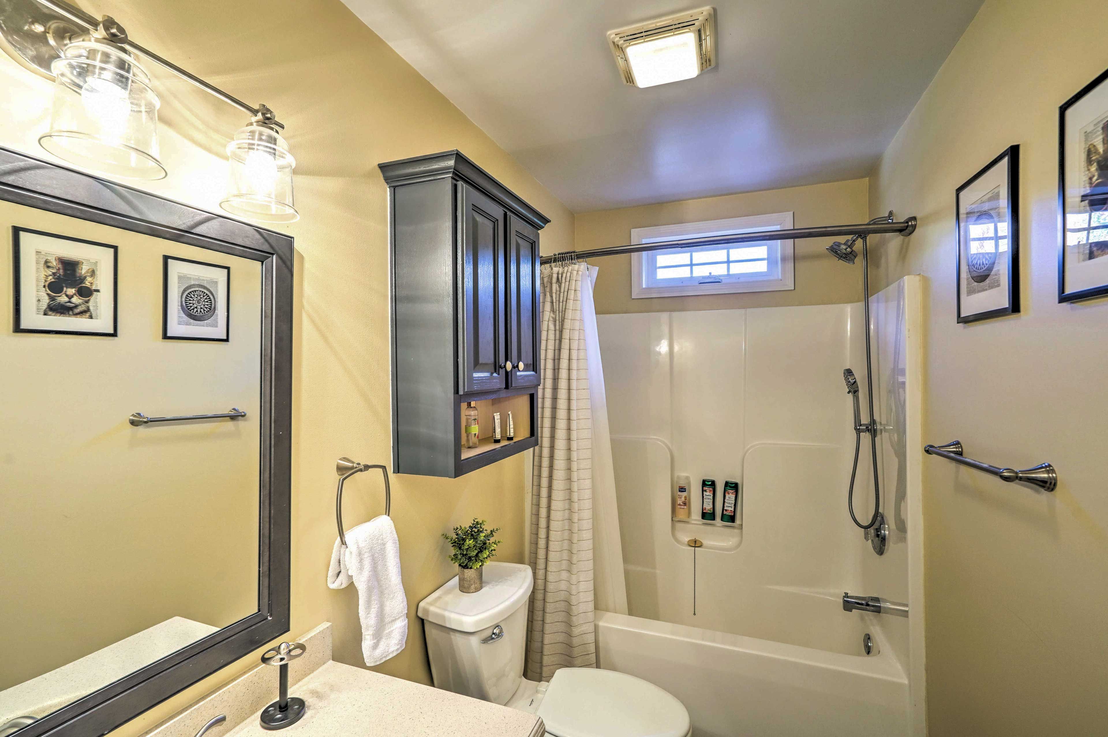Full Bathroom | Main Level | Towels Provided