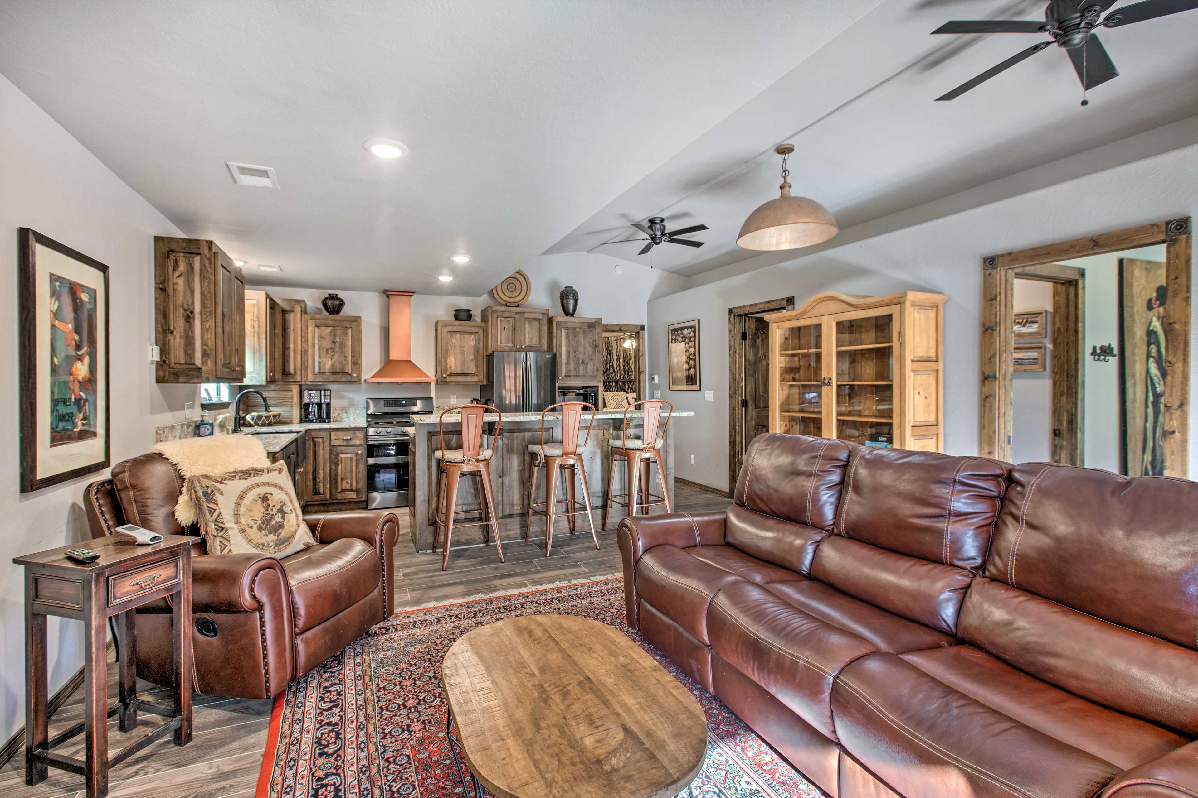 Living Room | Free WiFi | Baseboard Heat | Smart TV