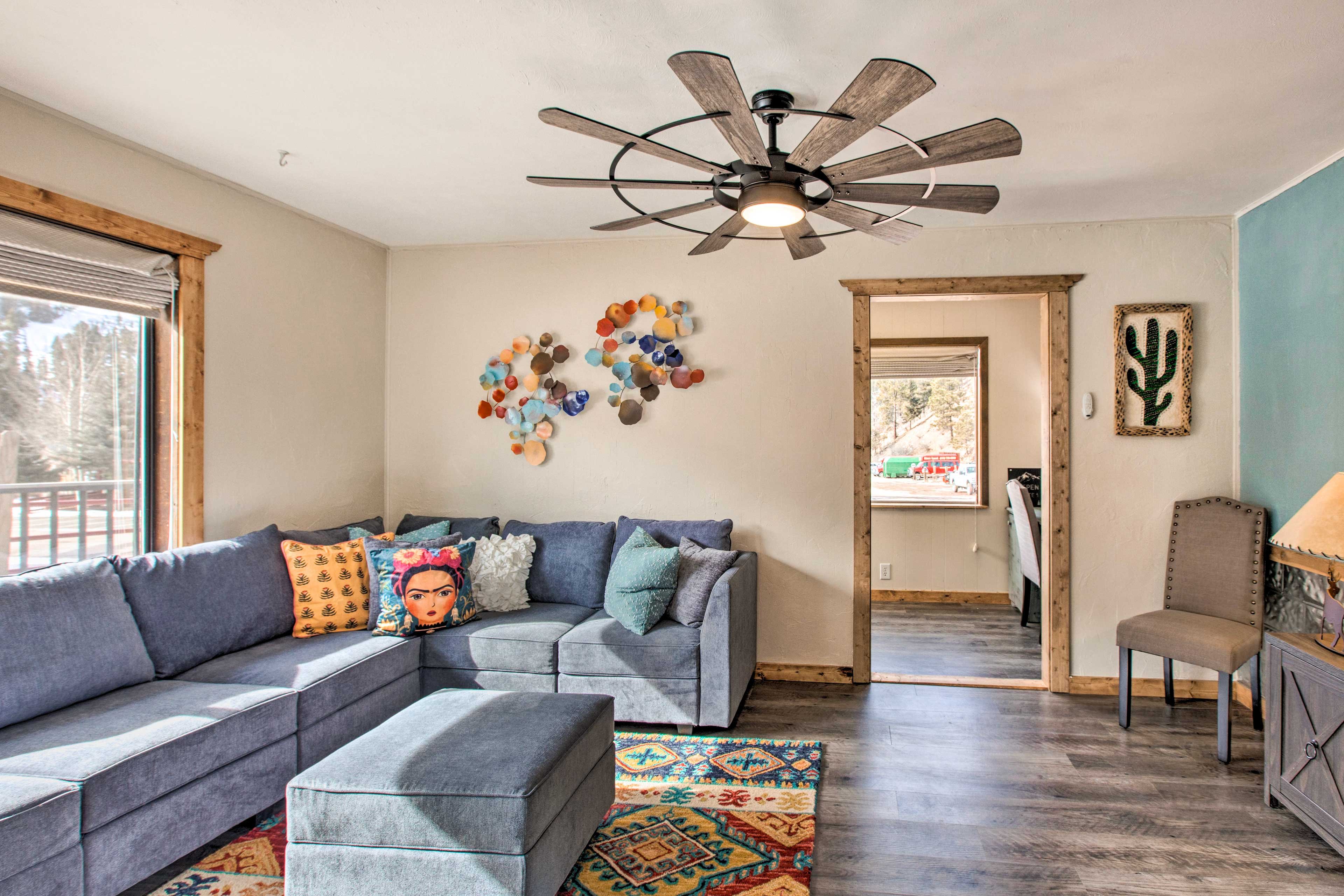 Living Room | Smart TV | Fireplace | Board Games