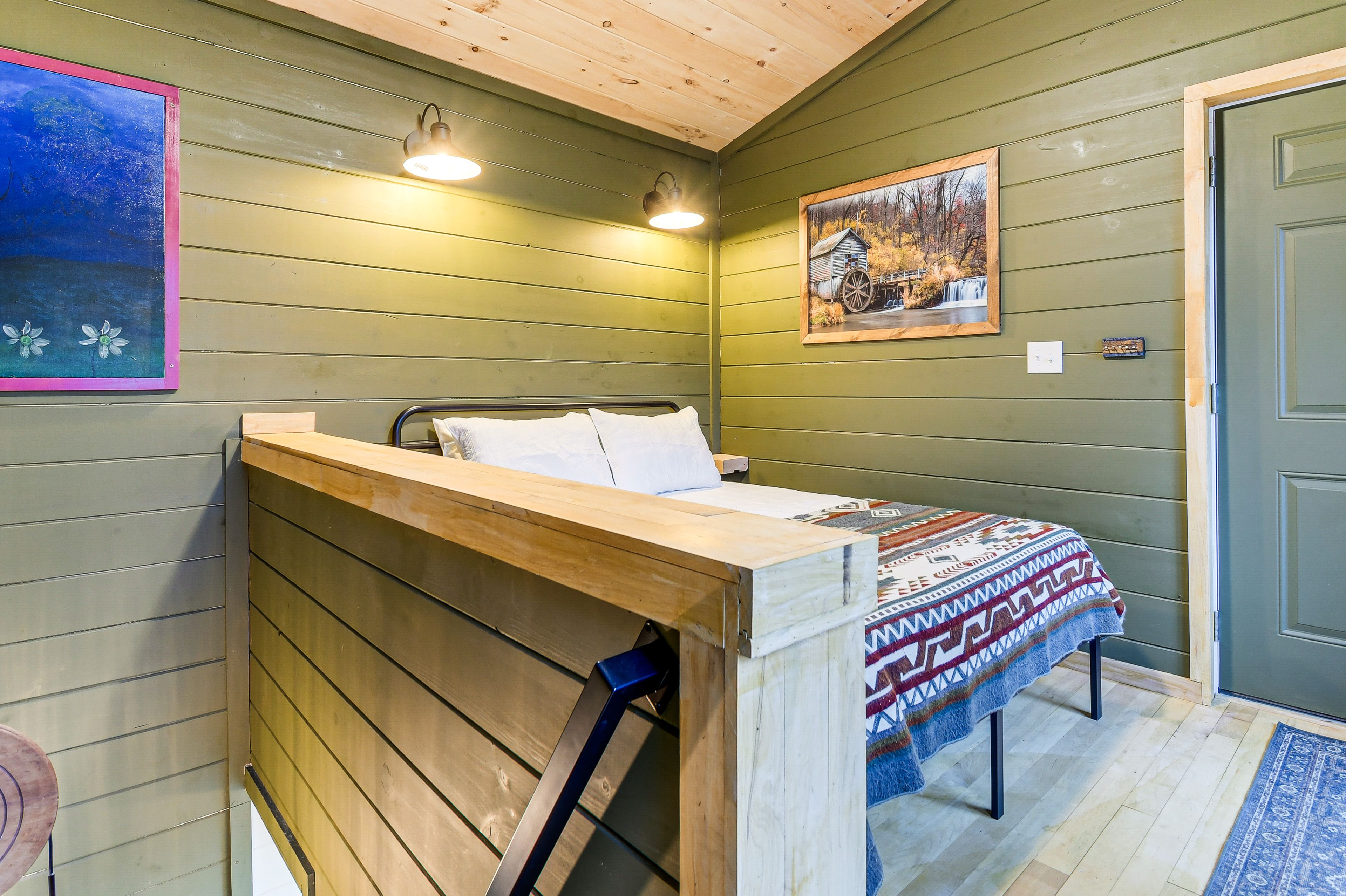 Bedroom | Queen Bed | Linens | 2nd Floor