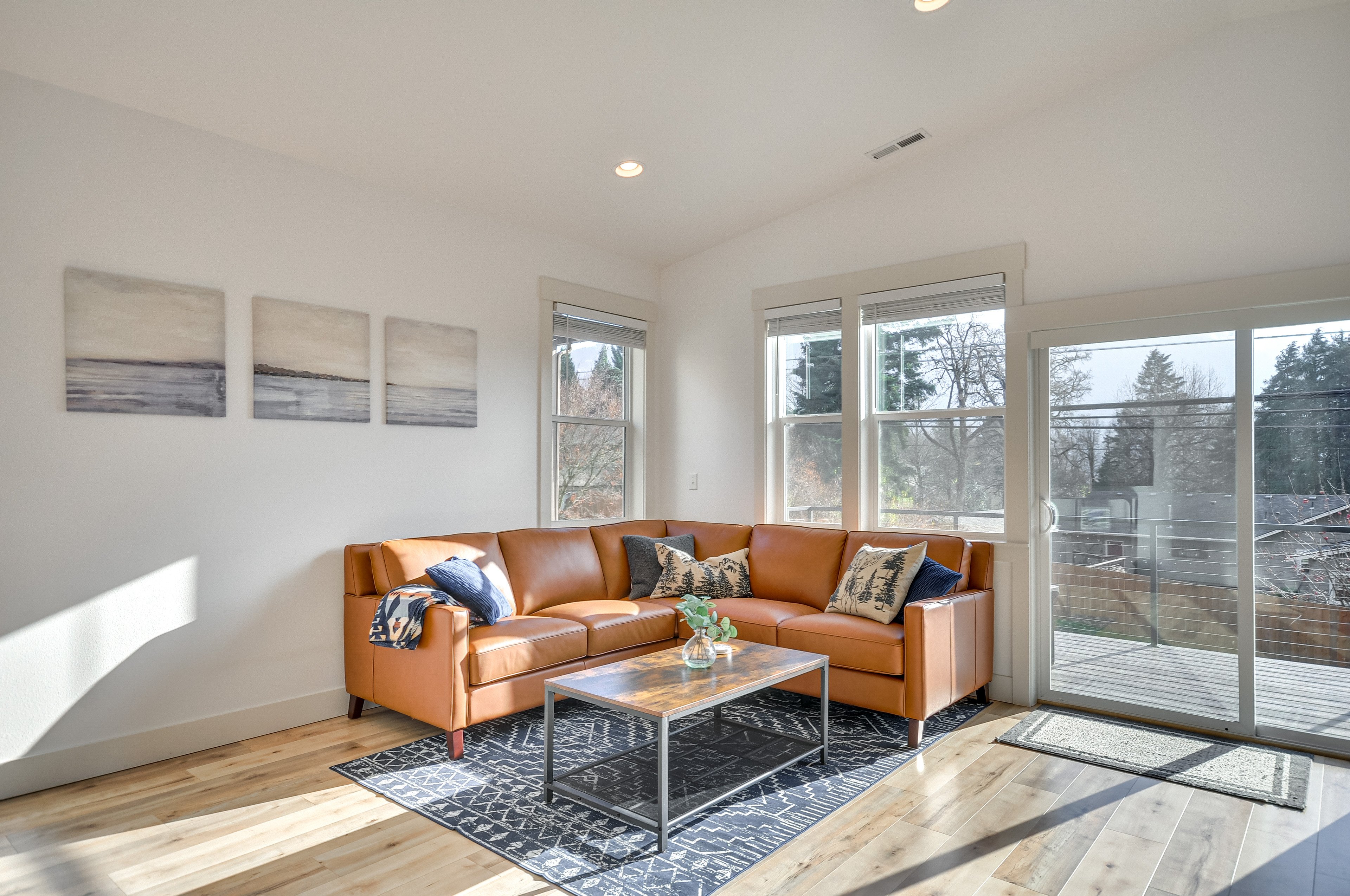 Living Room | Smart TV | Board Games