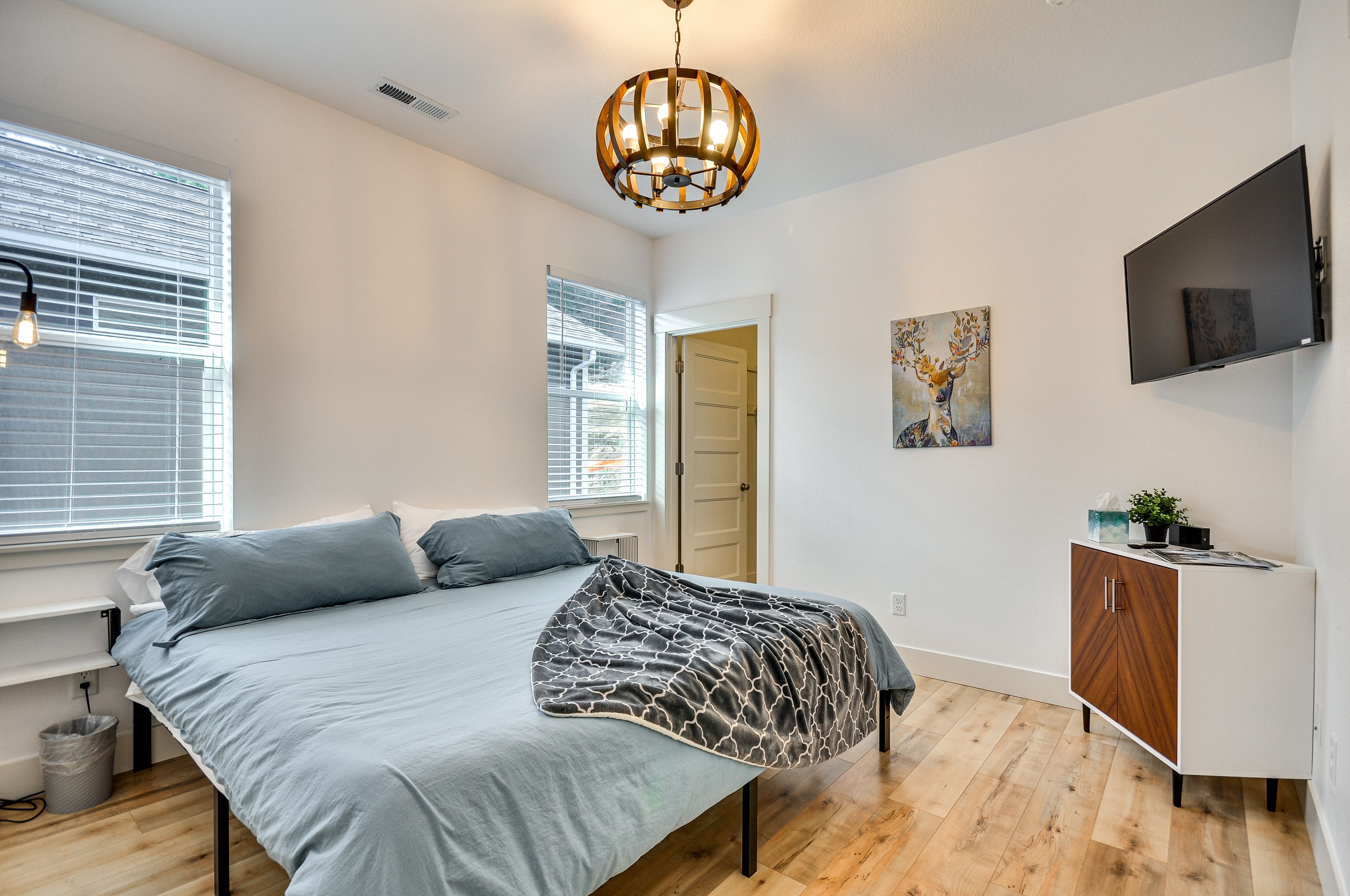 Bedroom 1 | King Bed | En-Suite Bathroom | 2nd Floor (Main Floor)
