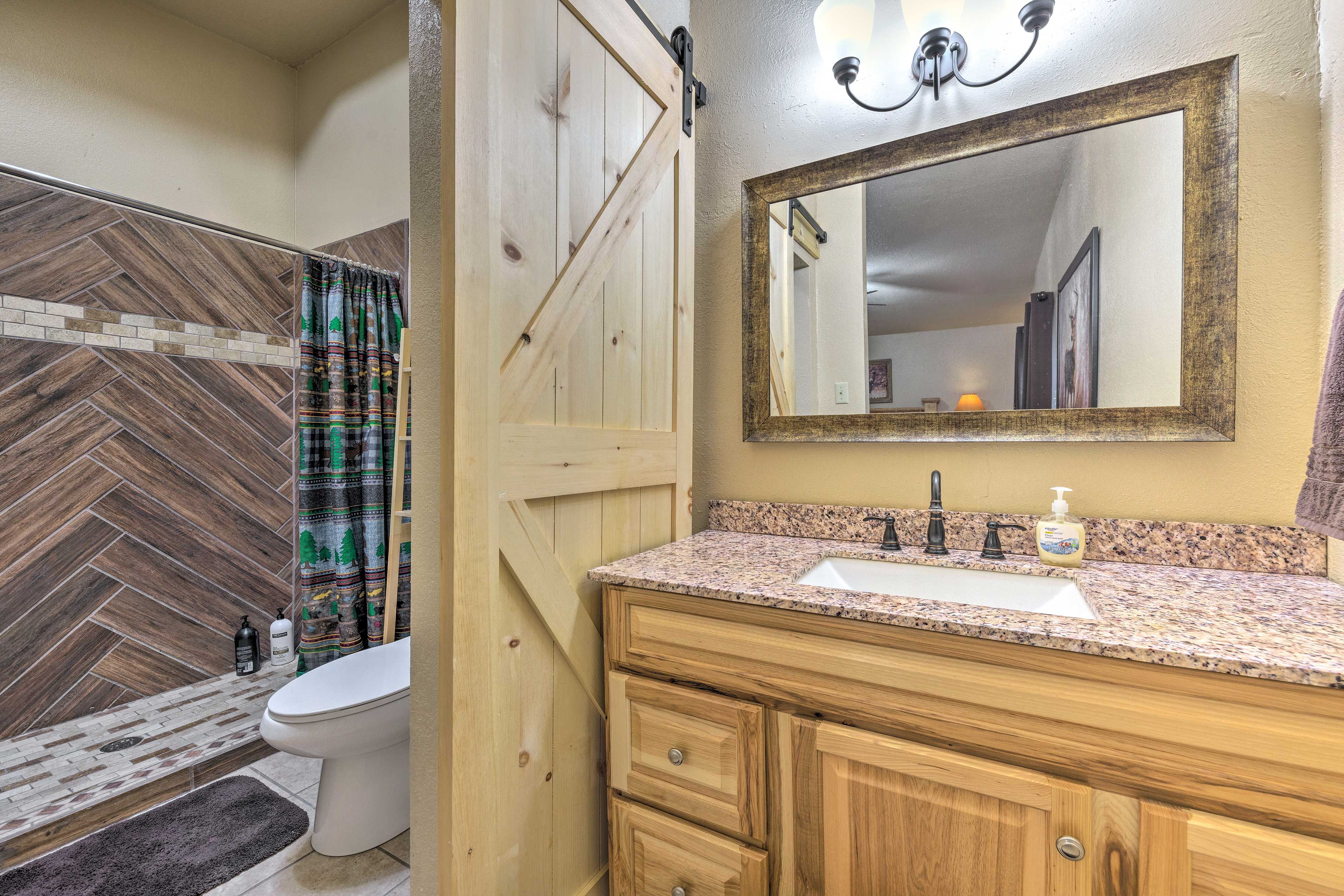 Full Bathroom | Towels Provided | Complimentary Toiletries