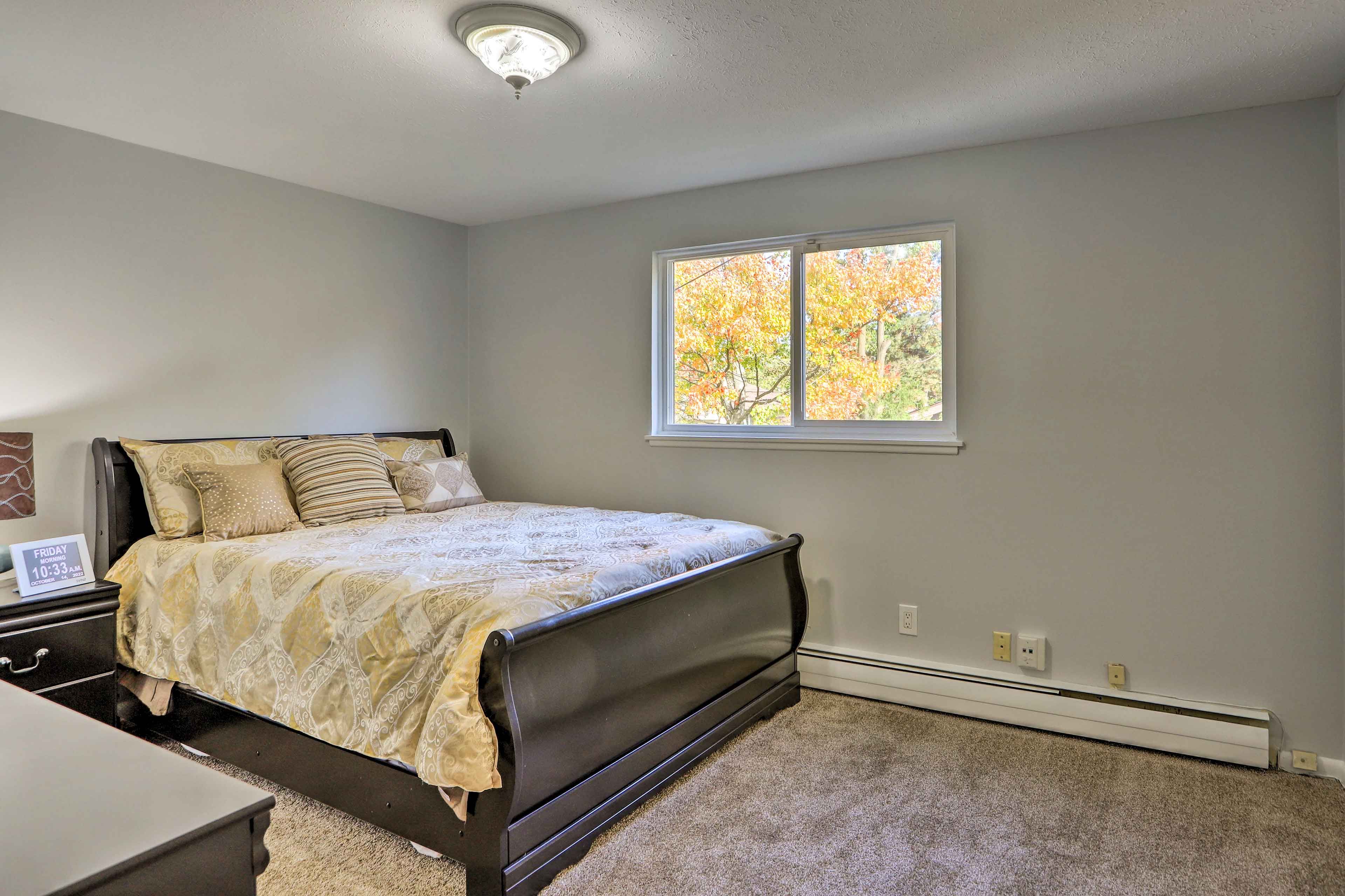 Bedroom 1 | Queen Bed | 2nd Floor | Smart TV