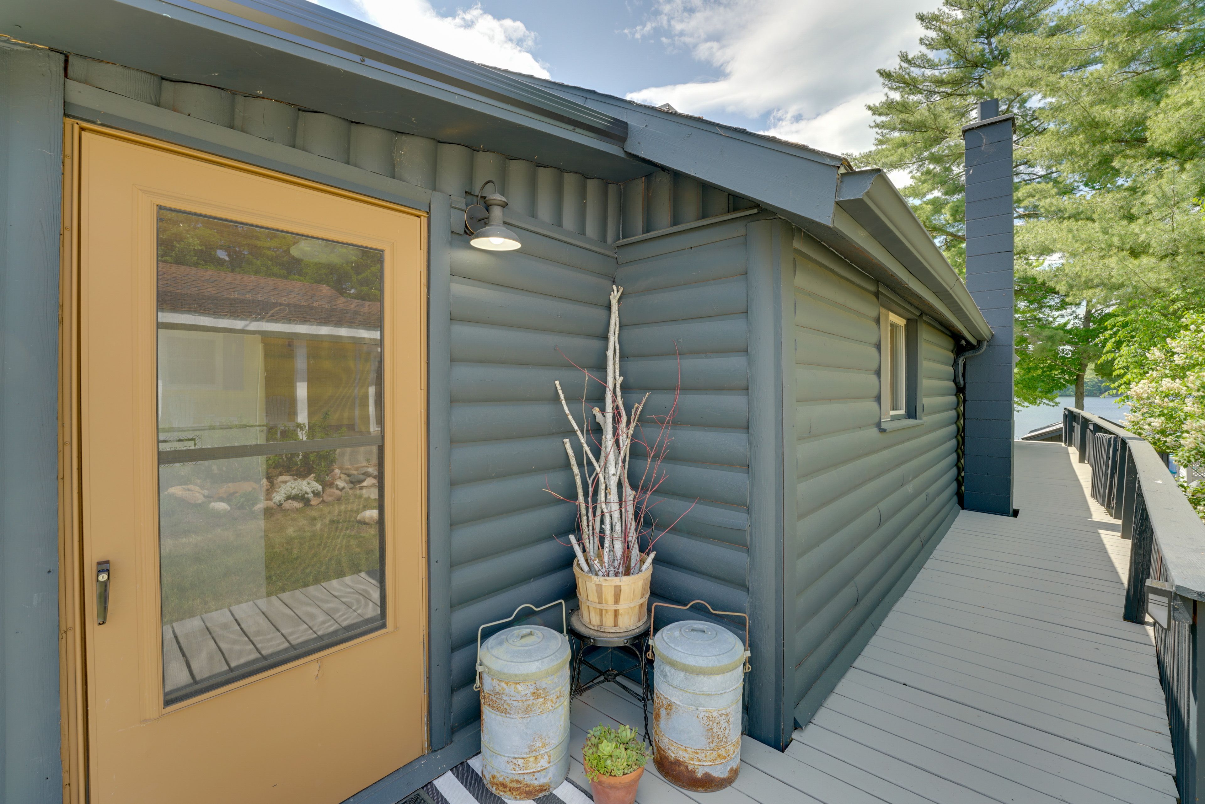 Cabin Exterior | Wraparound Deck