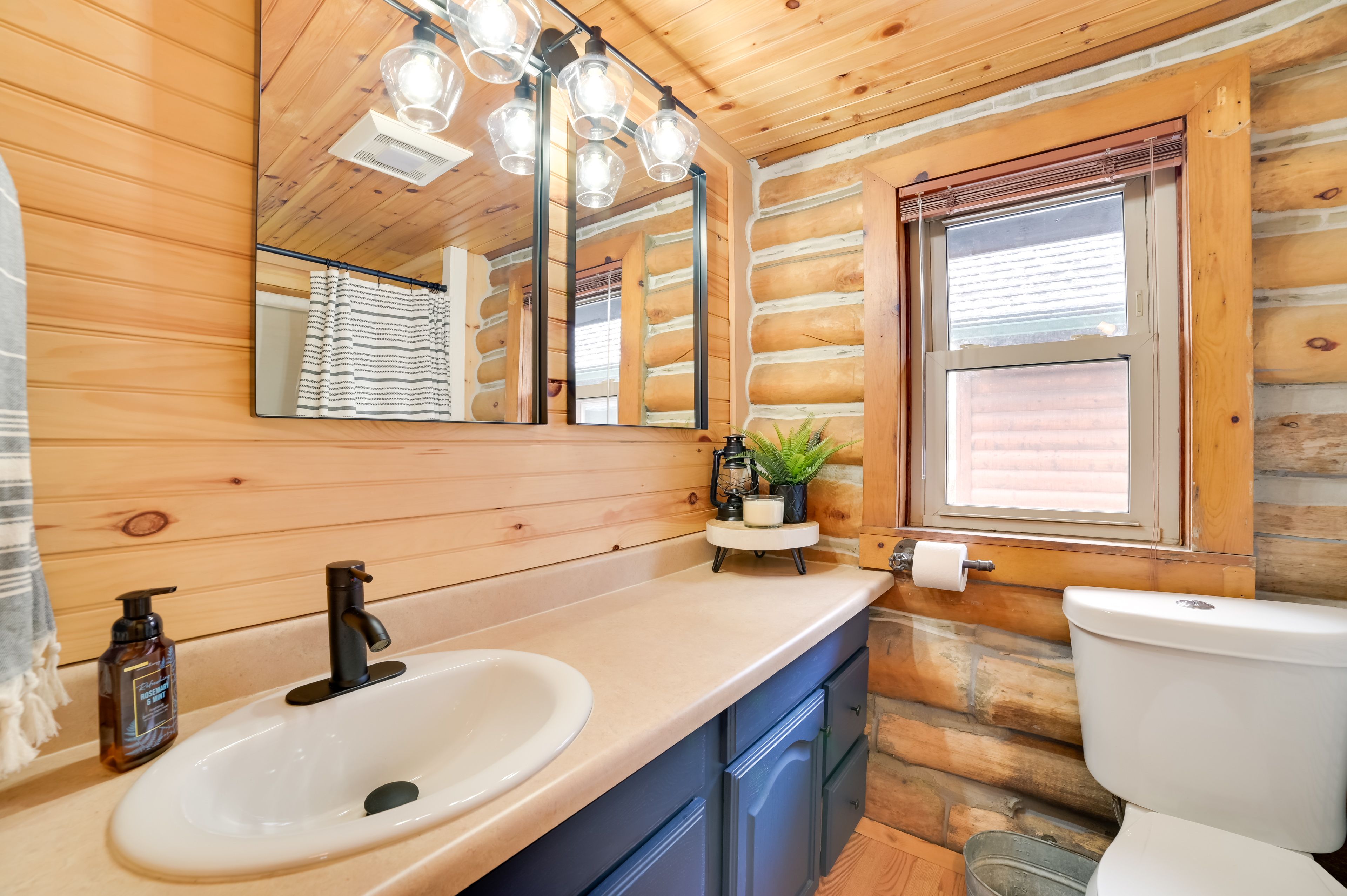 Full Bathroom | Towels Provided | Hair Dryer