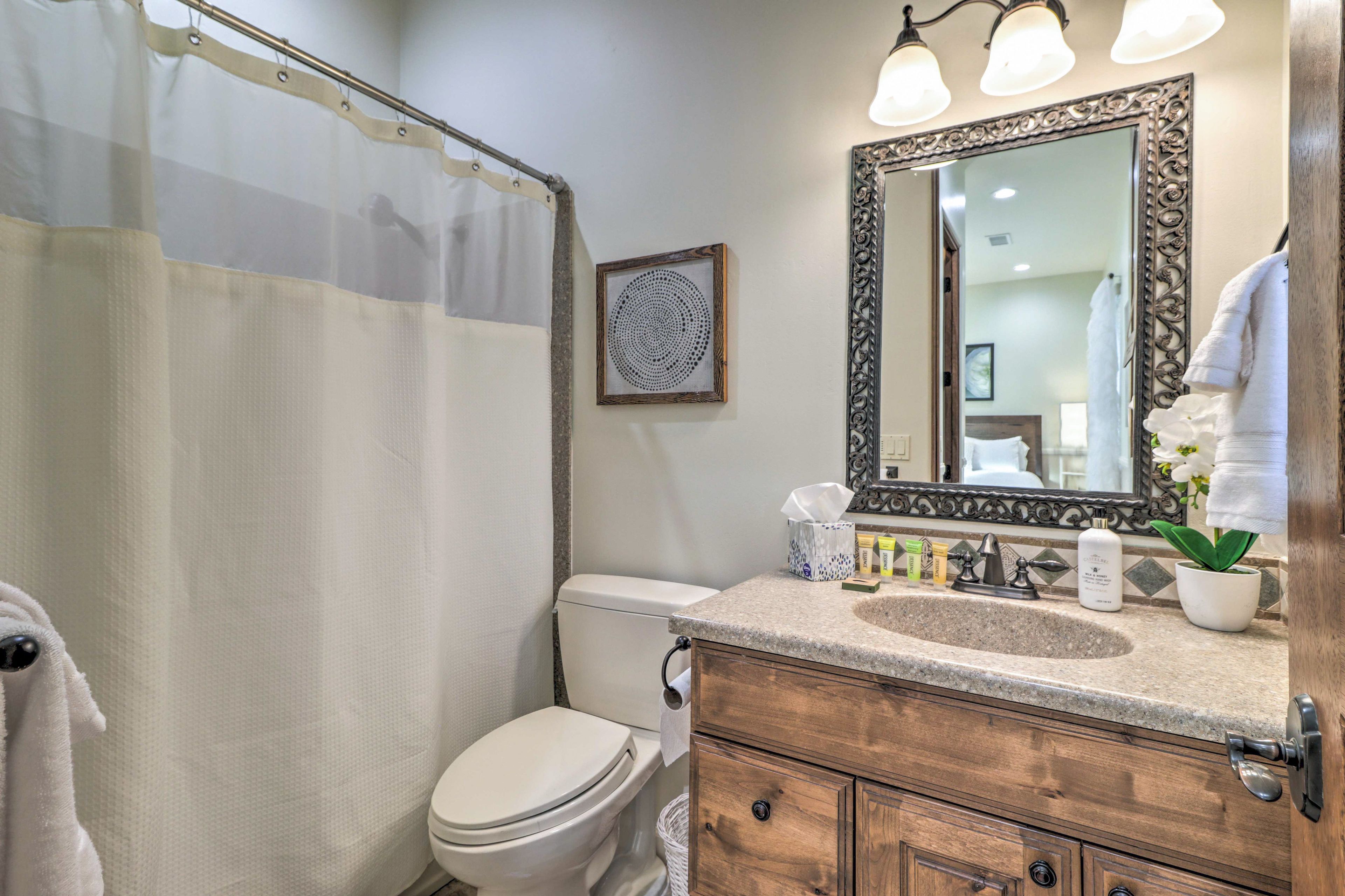 Full Bathroom | 1st Floor | Towels Provided