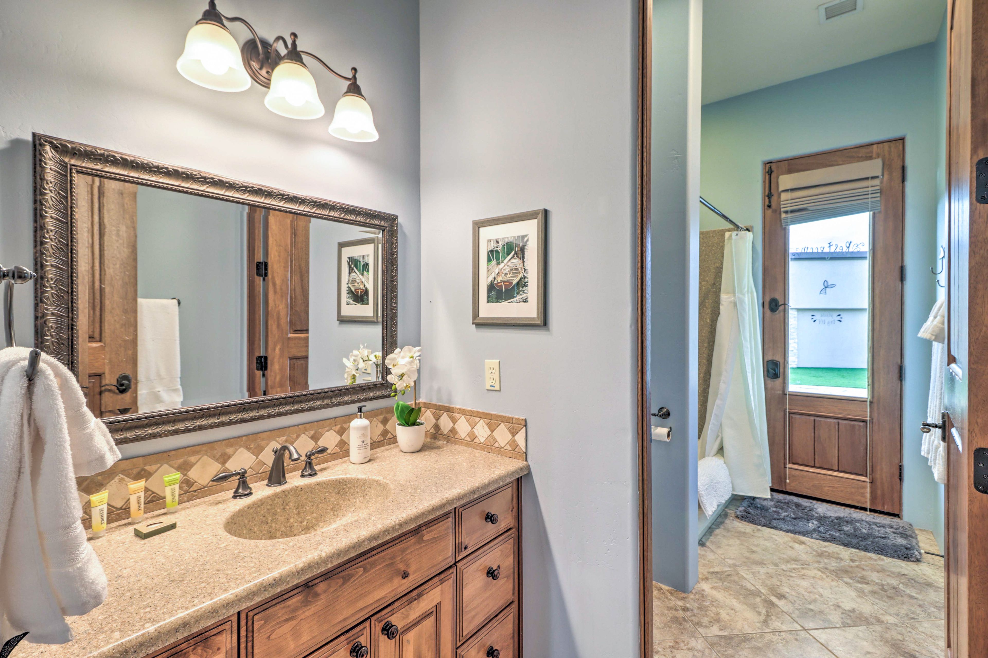Full Bathroom | 1st Floor | Complimentary Toiletries