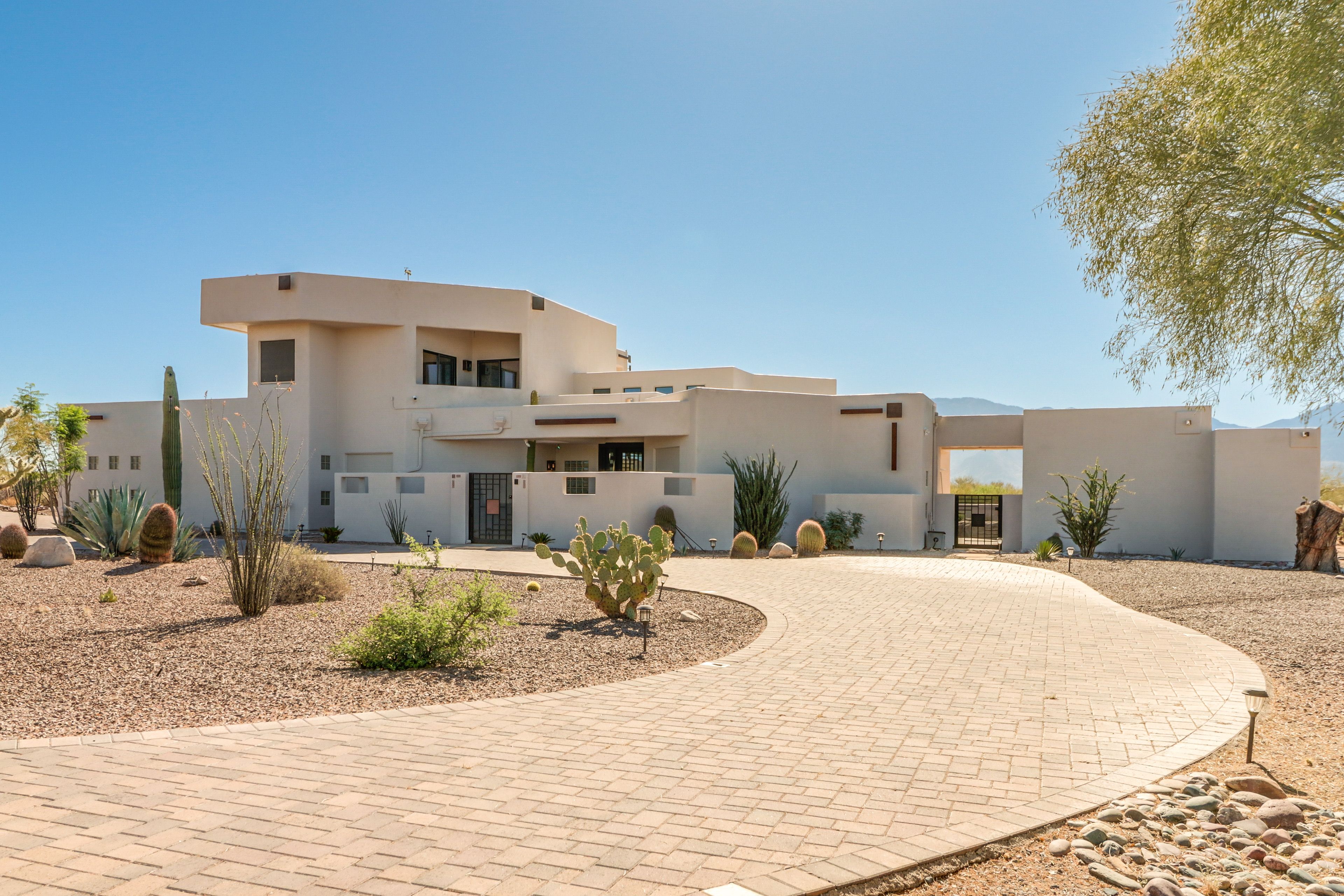 Parking | Garage (2 Vehicles) | Driveway (6 Vehicles) | RV & Trailer Parking