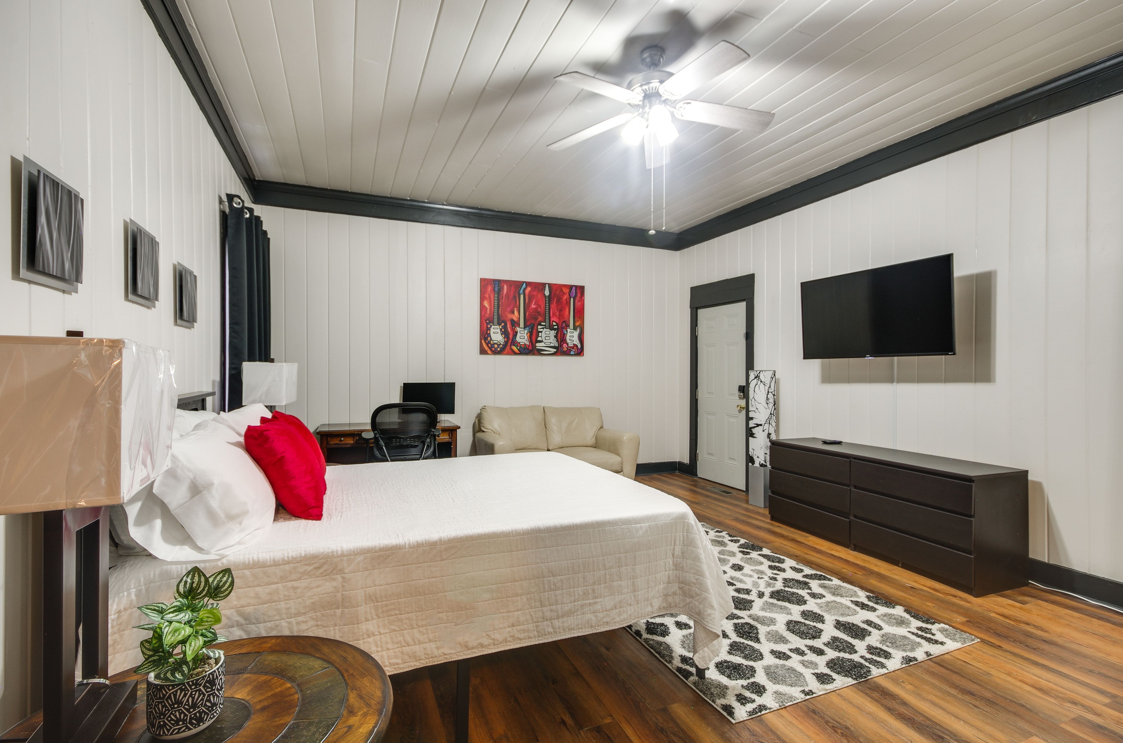 Studio | Queen Bed | Linens Provided