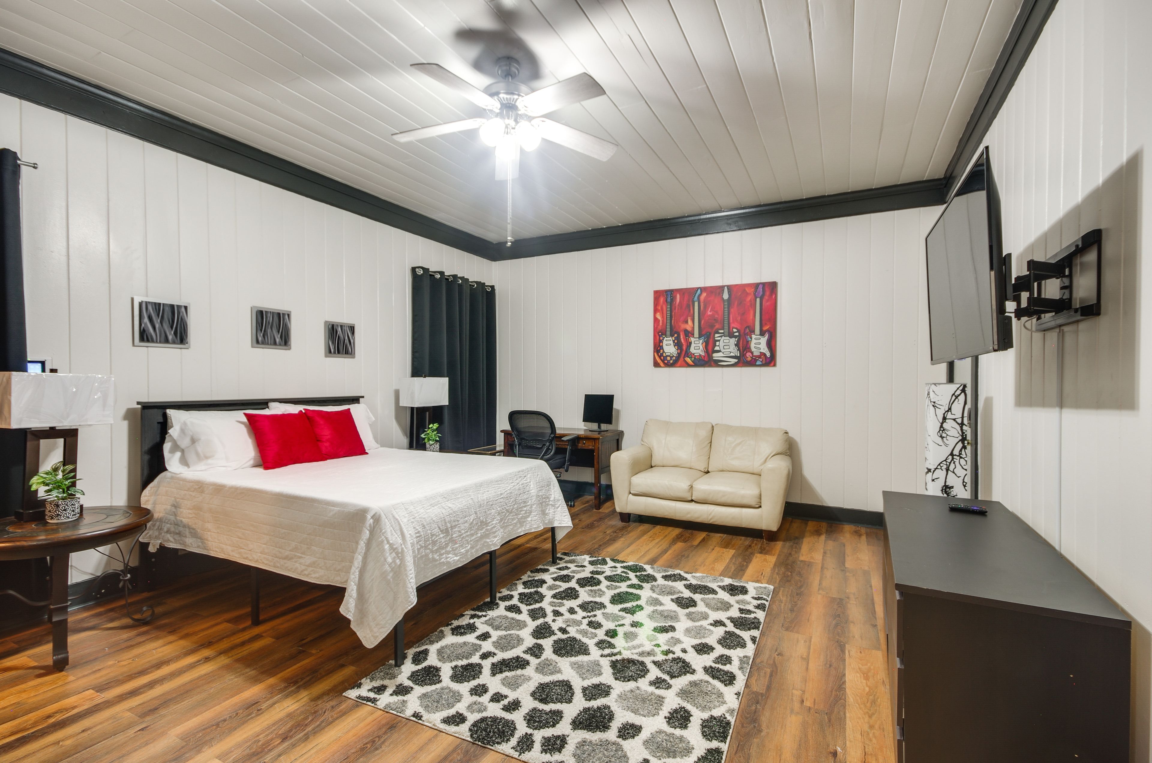 Studio | Free WiFi | Smart TV | Laptop-Friendly Workspace w/ Monitor