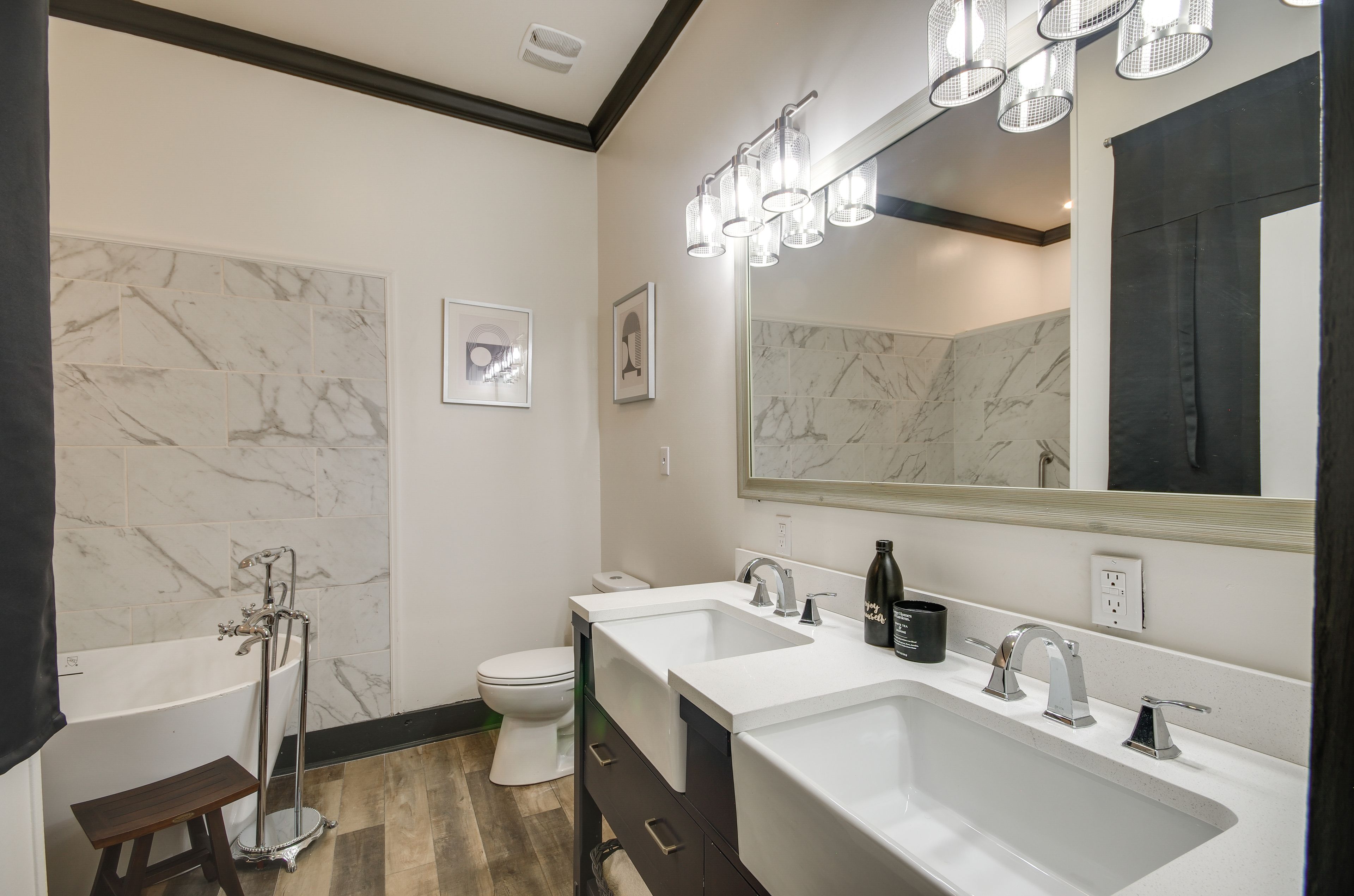 Full Bathroom | Towels Provided | Complimentary Toiletries