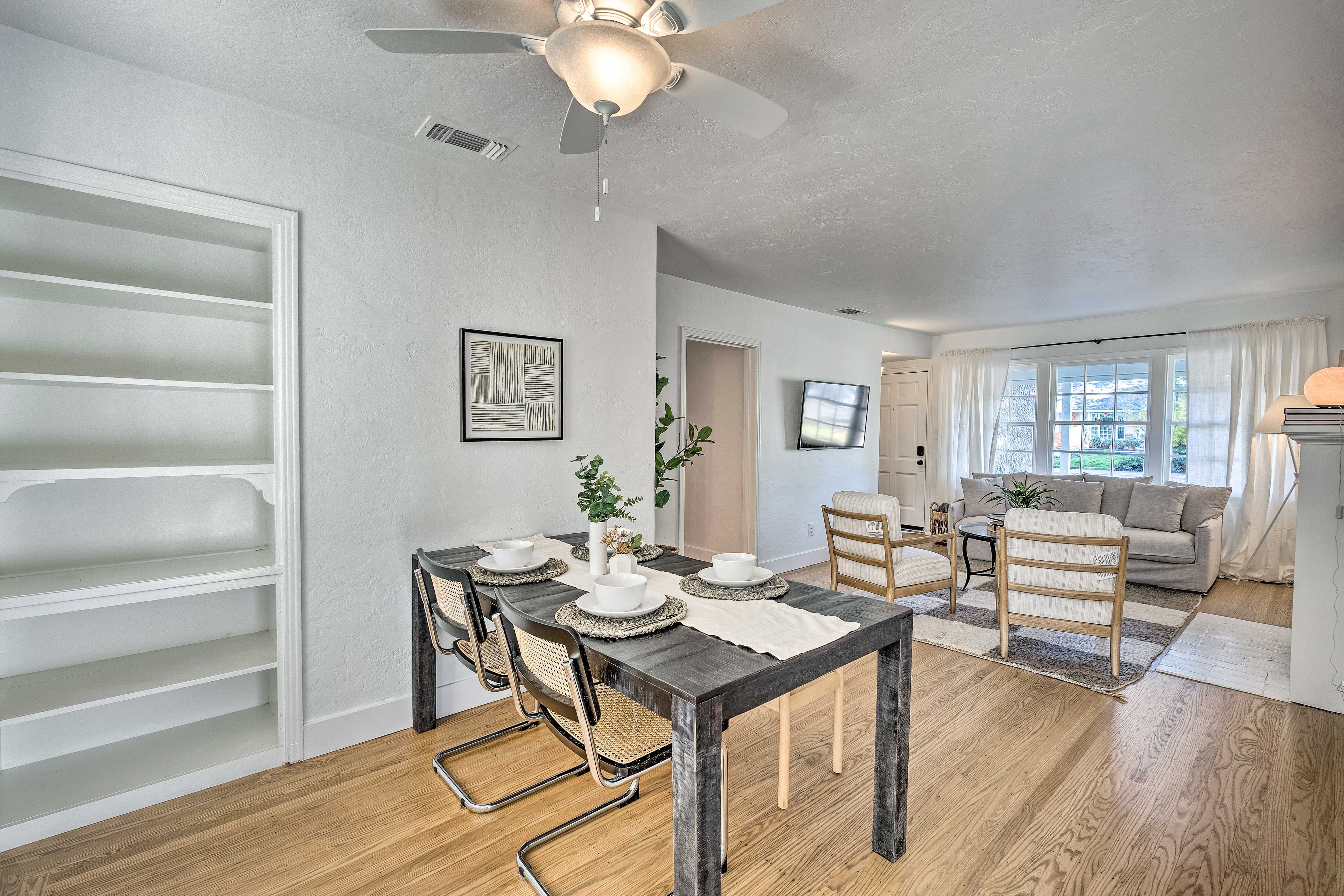 Dining Area | Dishware & Flatware Provided
