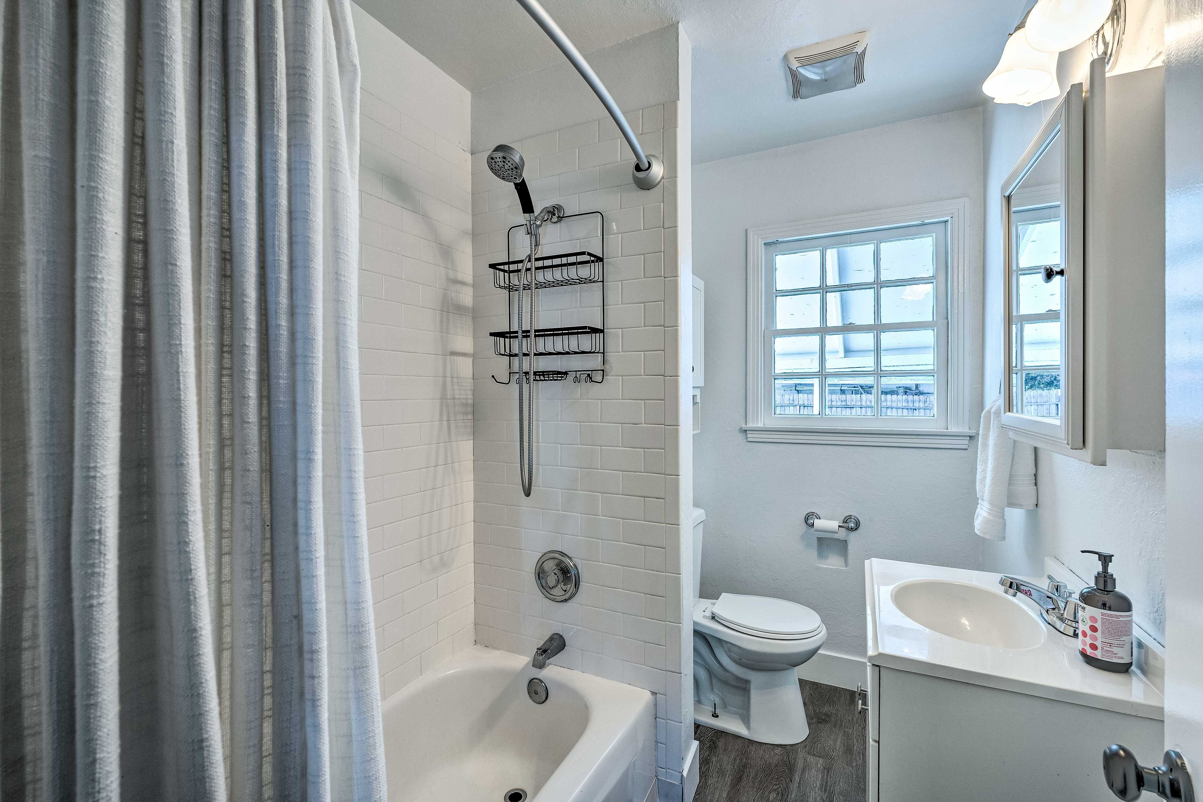 Full Bathroom | Towels Provided