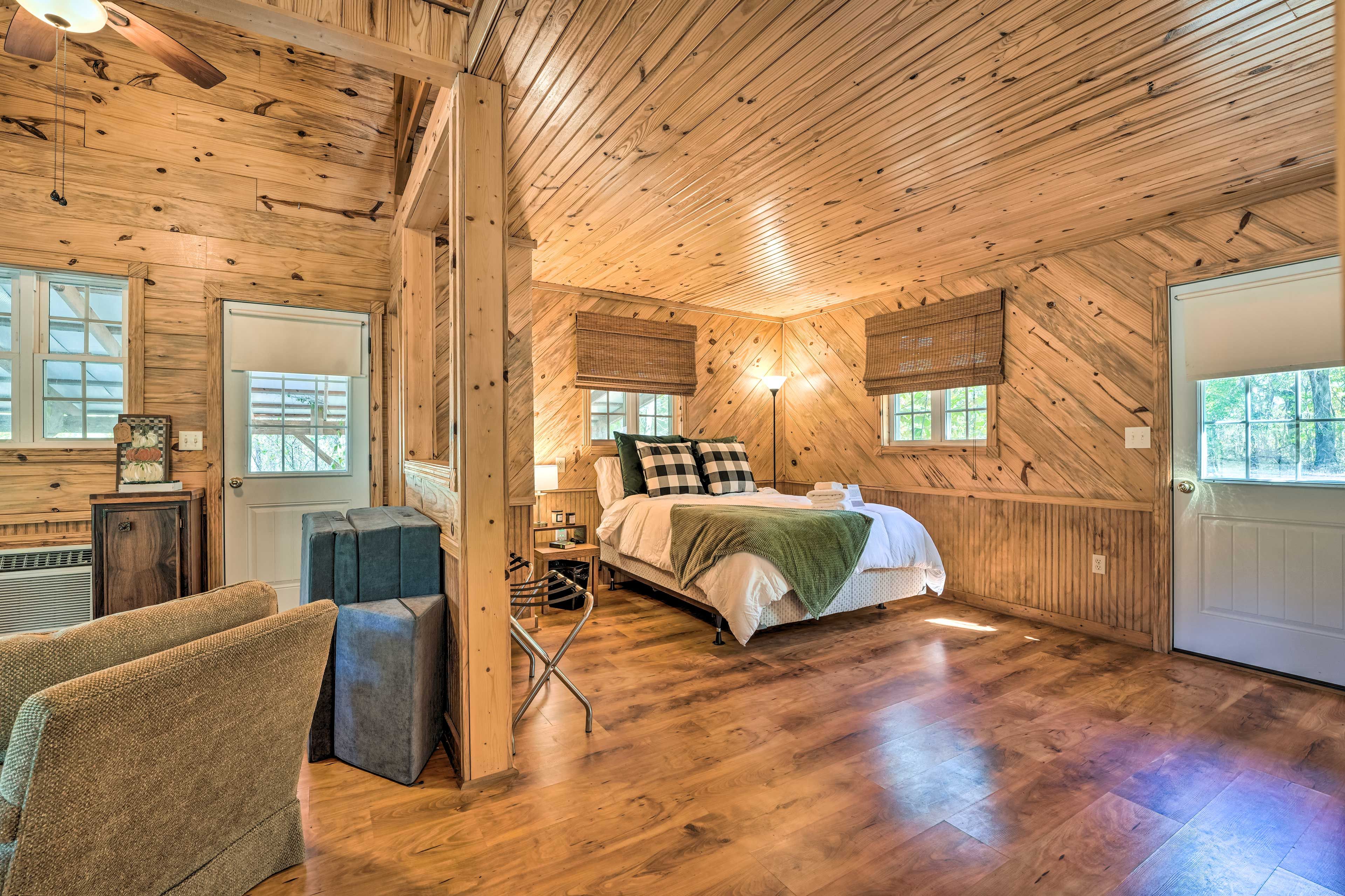 Studio | Queen Bed | Linens Provided