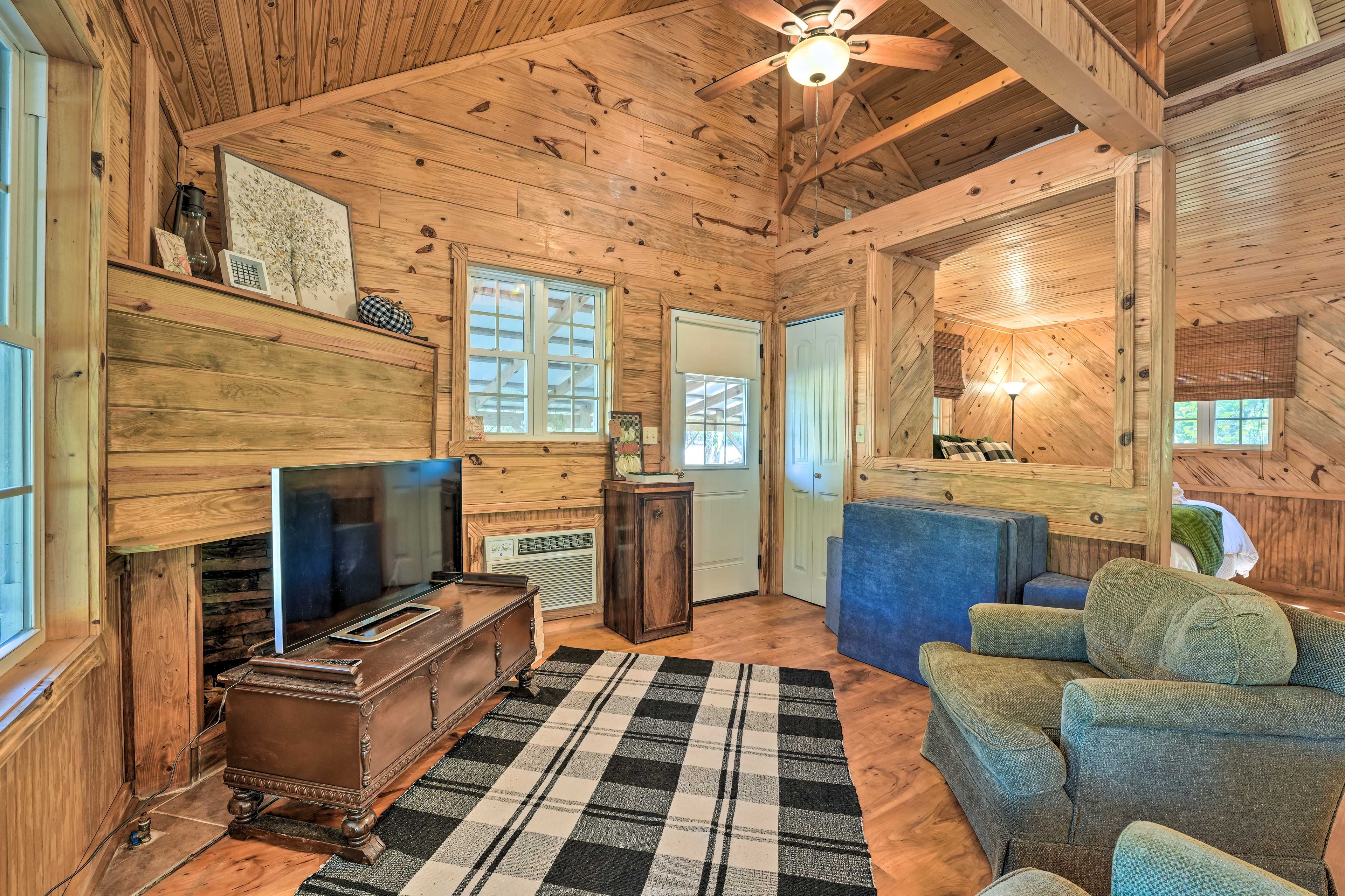 Bells Vacation Rental | Studio | 1BA | 4 Stairs to Access | 625 Sq Ft