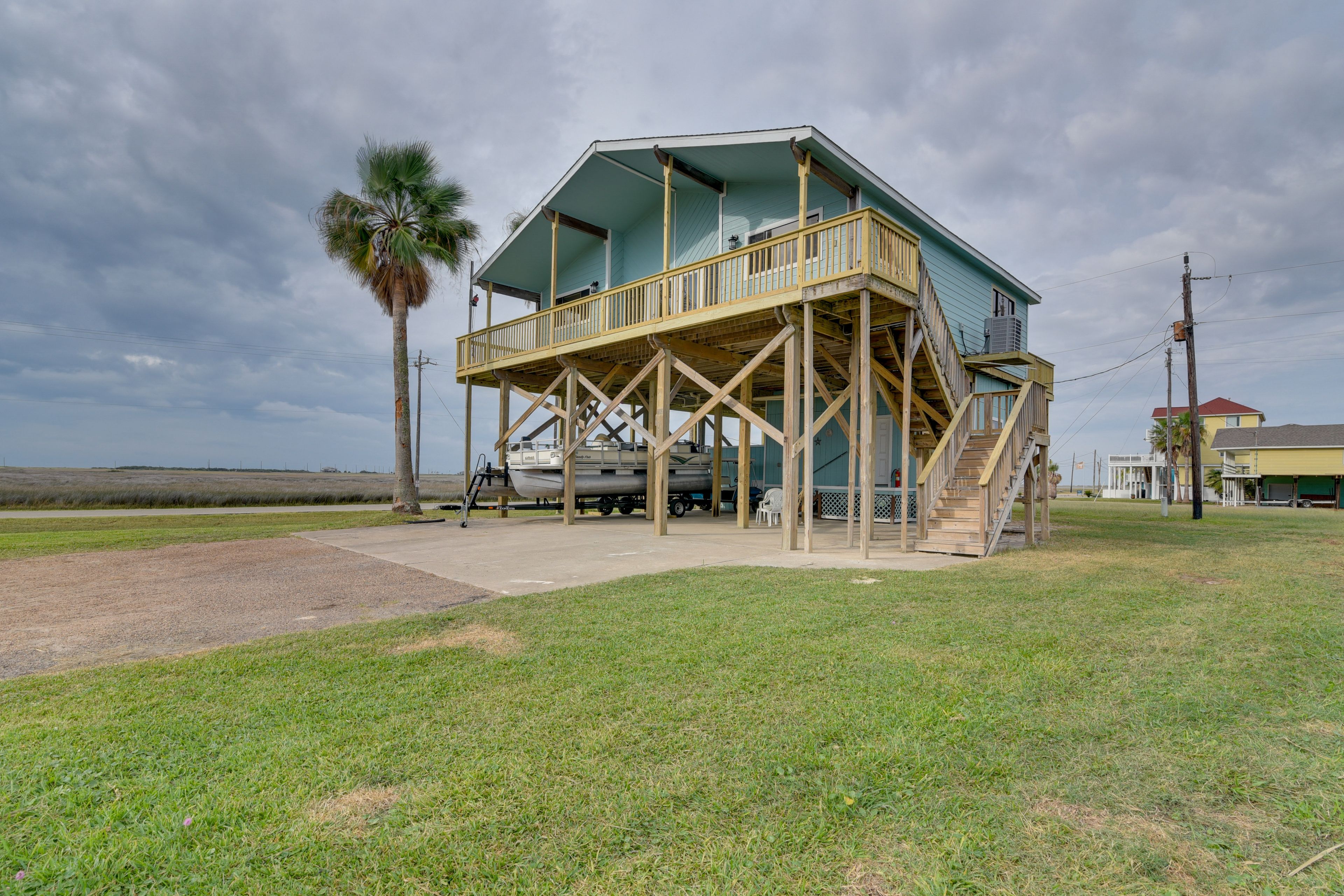 Property Exterior | Driveway Parking (6 Vehicles) | Boat Trailer Parking