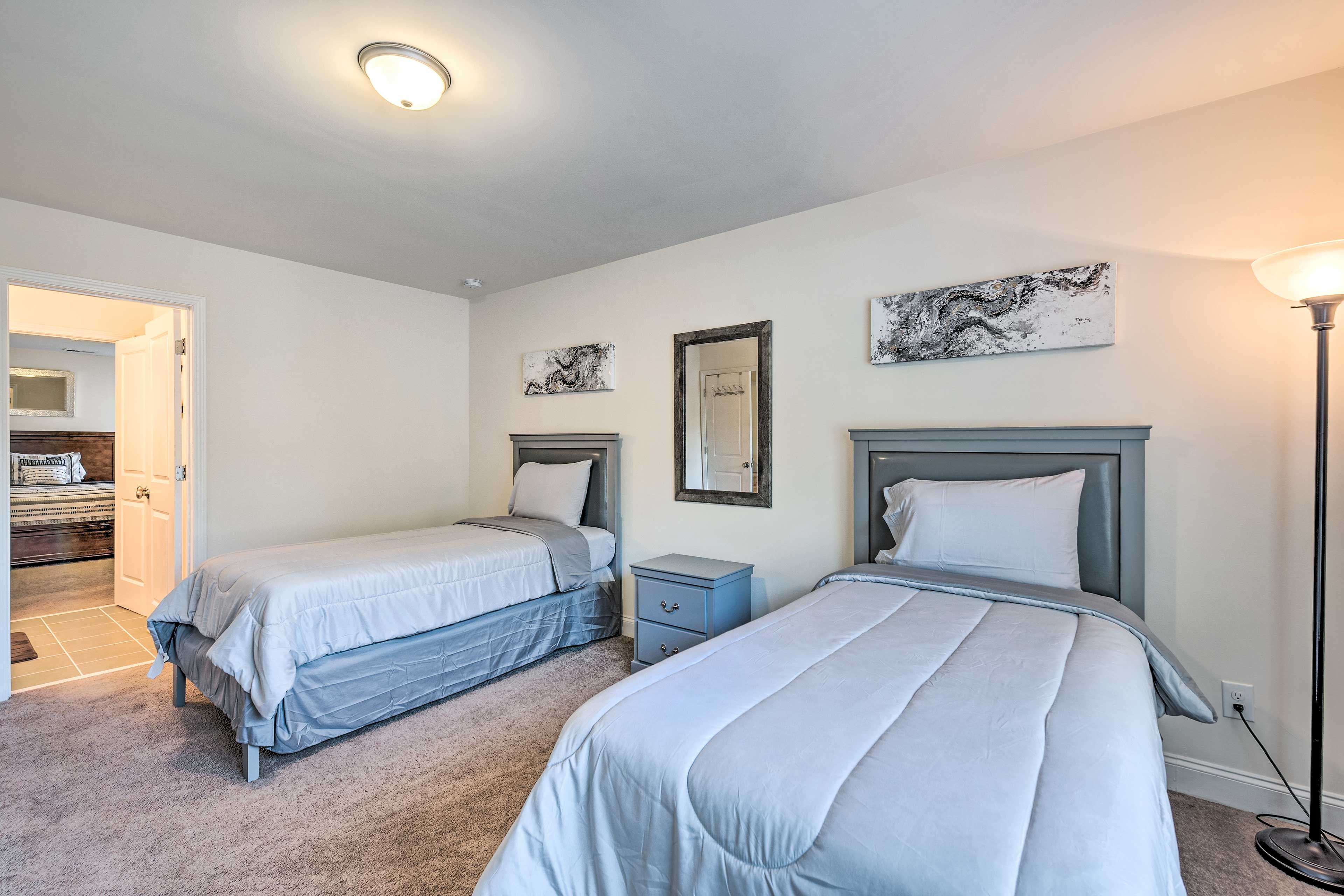 Bedroom 4 | 2 Twin Beds | Smart TV | En-Suite Shared Bathroom | 2nd Floor