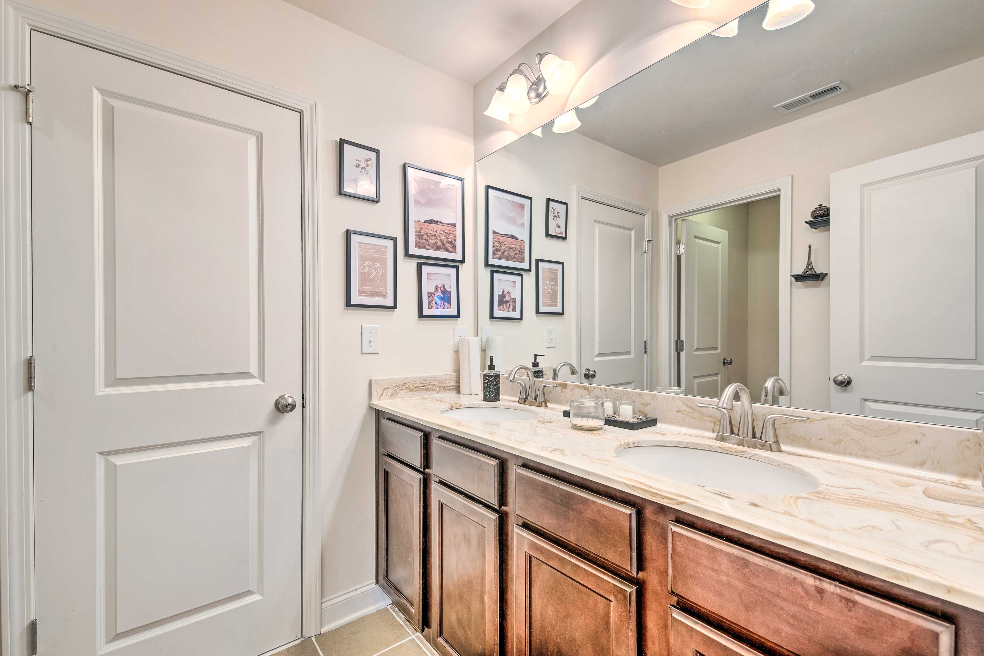 Full Bathroom | Towels Provided