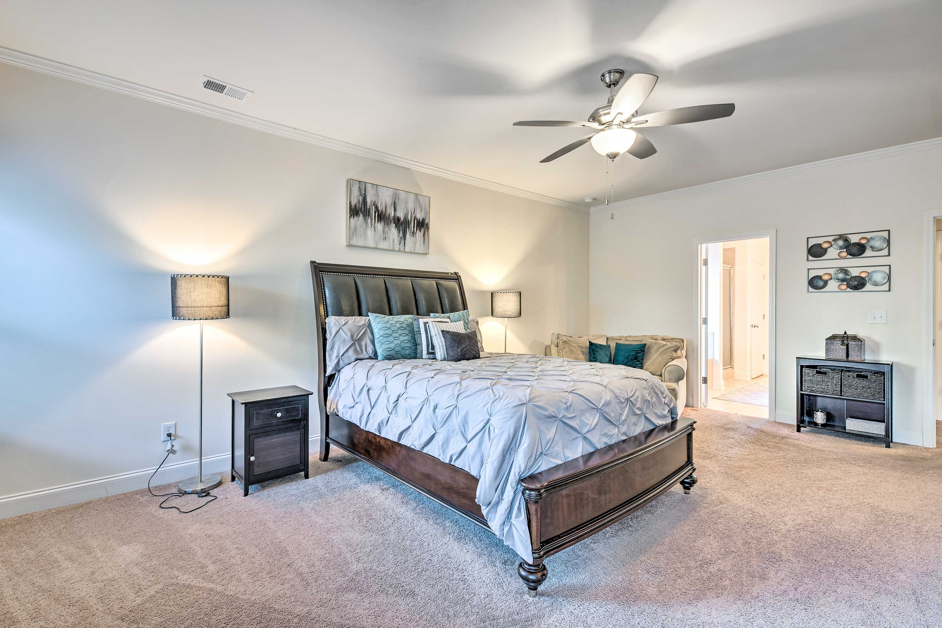 Bedroom 1 | Queen Bed | En-Suite Bath | 1st Floor | Smart TV