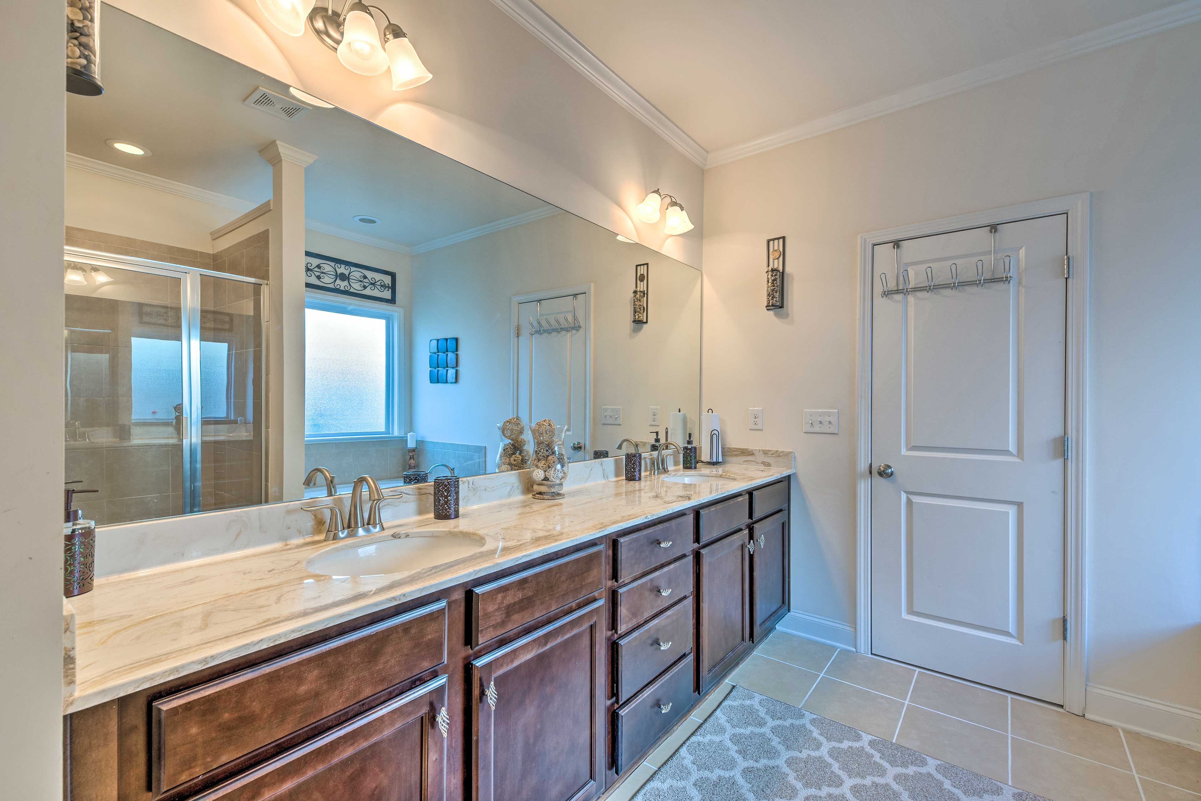 En-Suite Bathroom | Double Sinks | Complimentary Toiletries | Soaker Tub