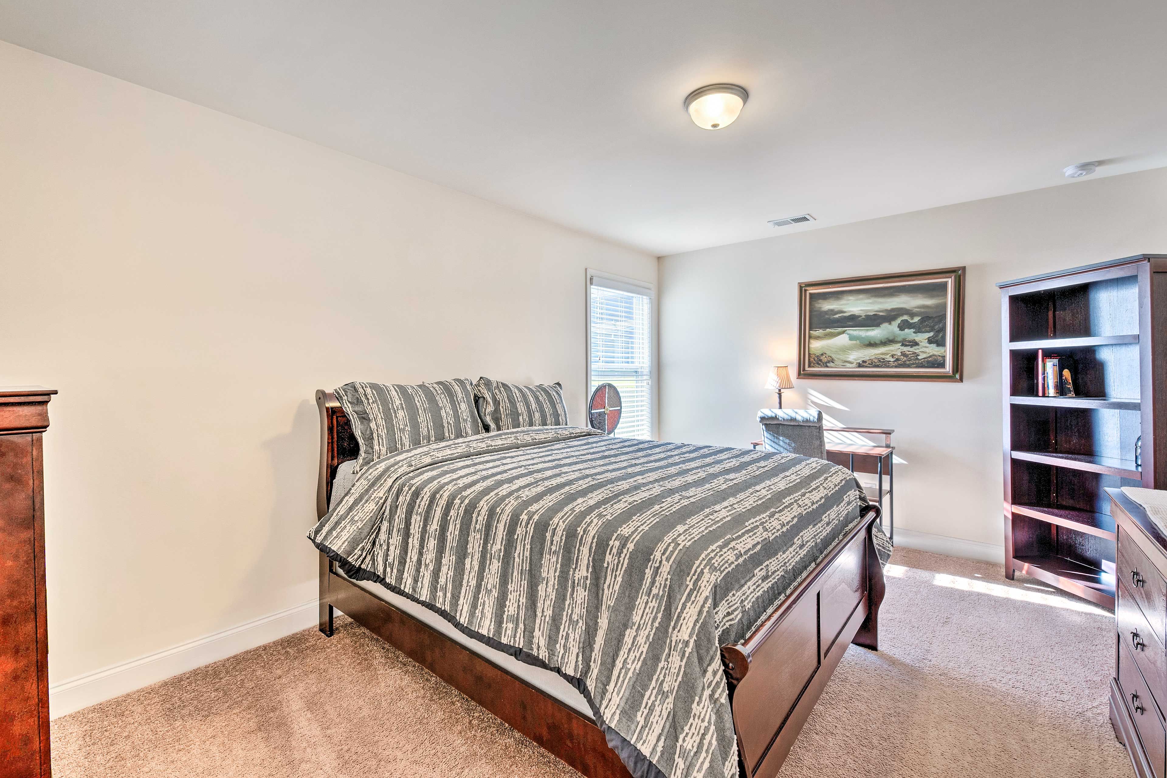 Bedroom 3 | Queen Bed | Work Space