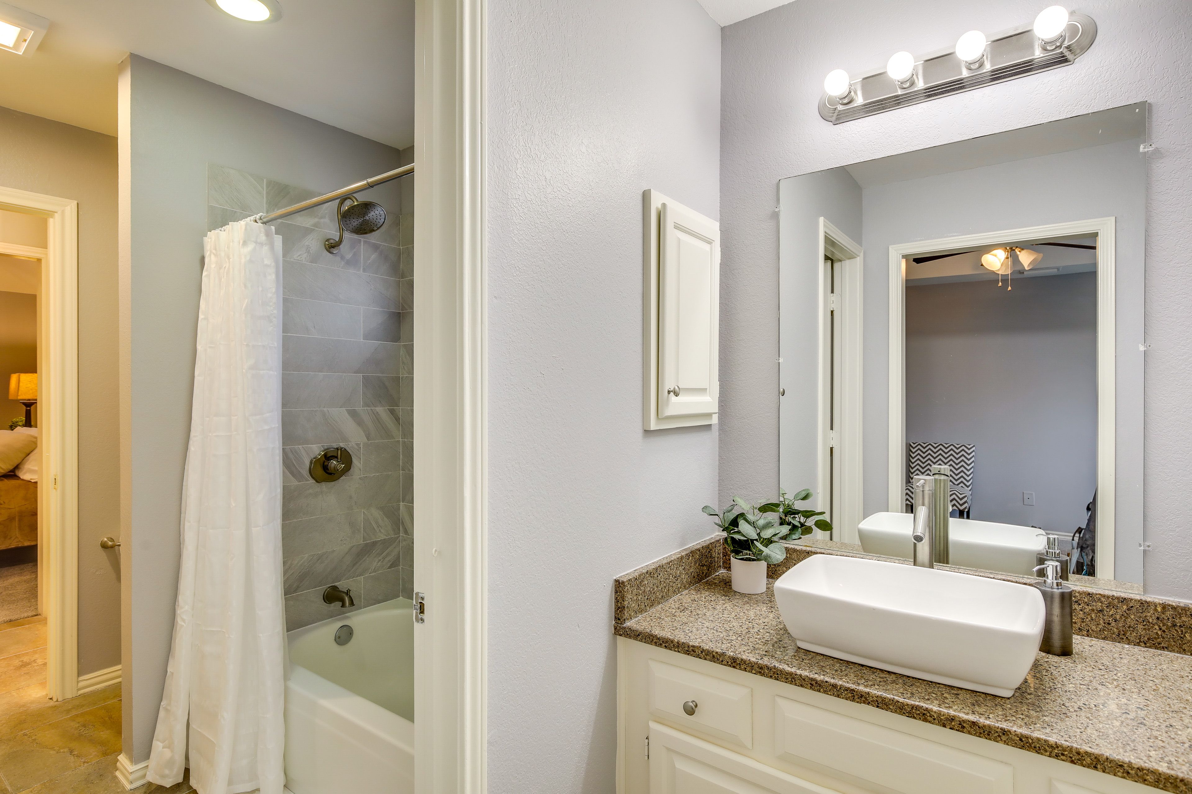 En-Suite Bathroom | Towels Provided | Complimentary Toiletries