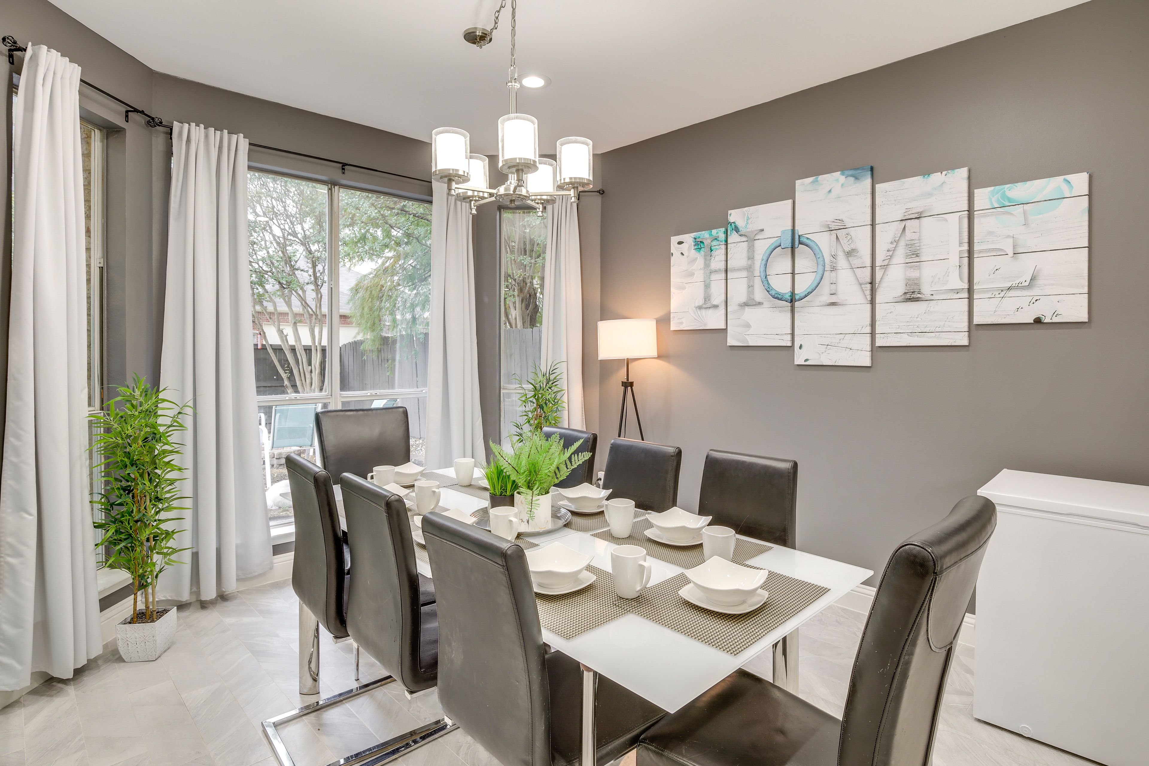 Dining Area | Dishware/Flatware Provided