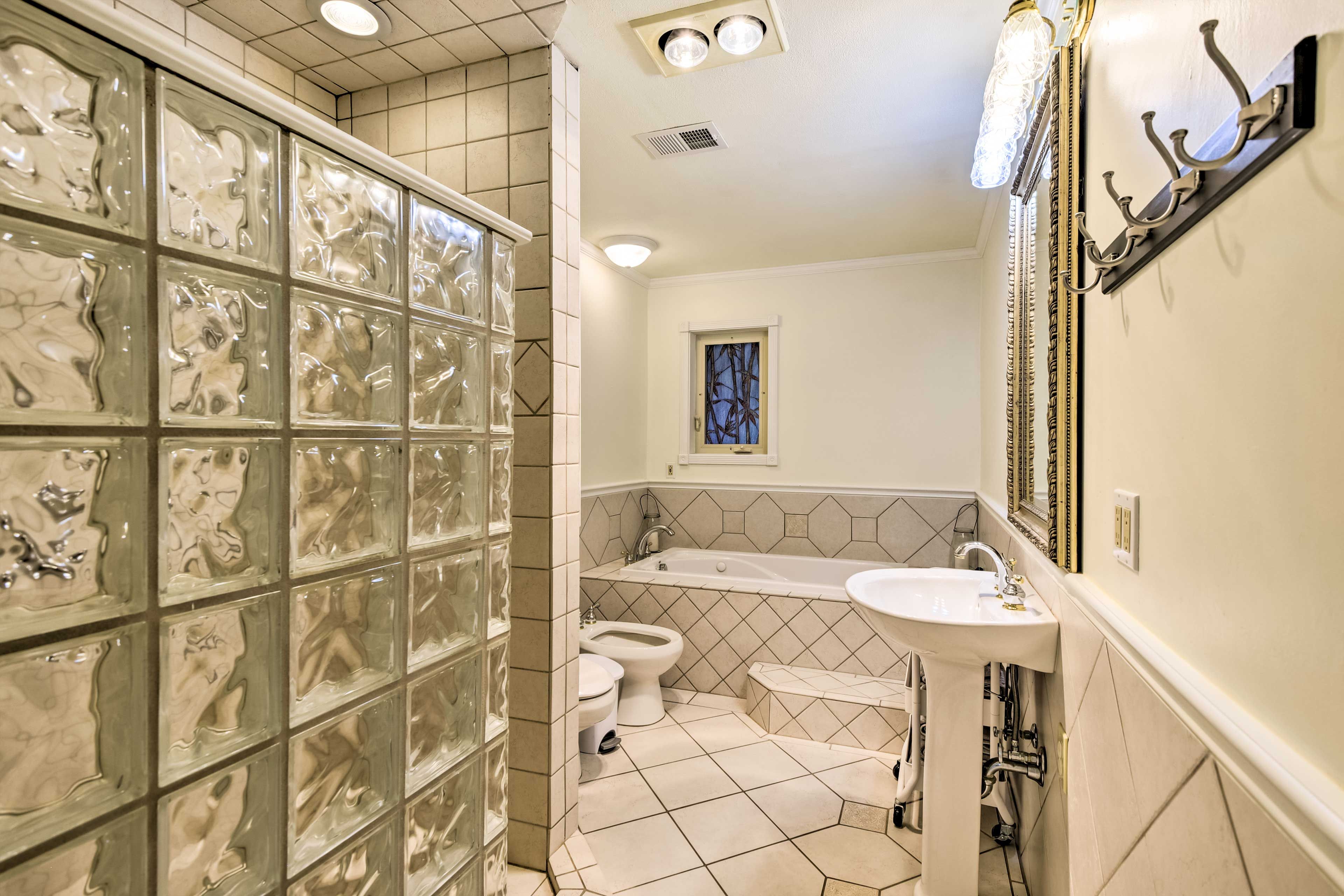 Full Bathroom | Complimentary Toiletries | Jetted Tub