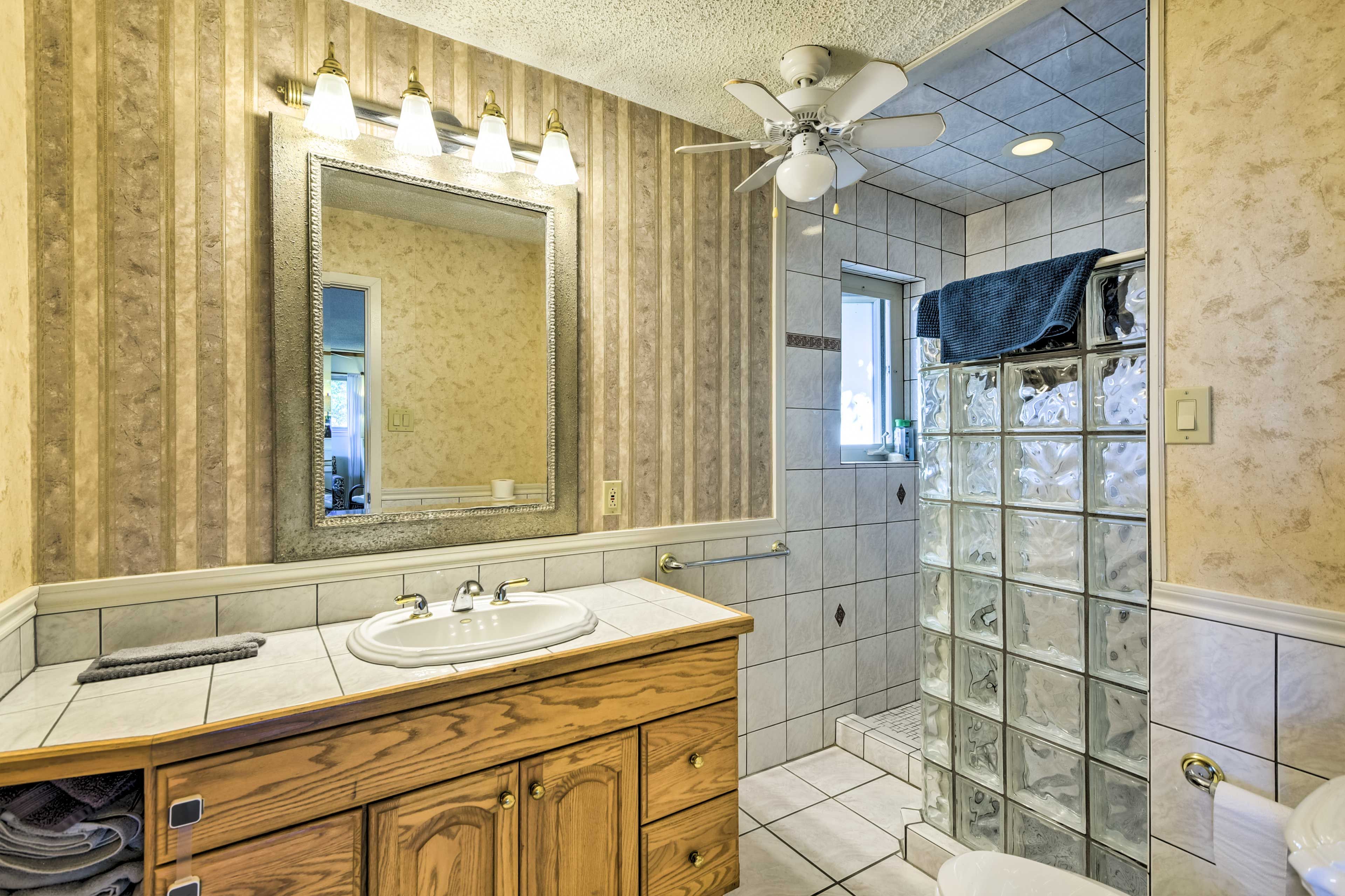 Full Bathroom | Complimentary Toiletries