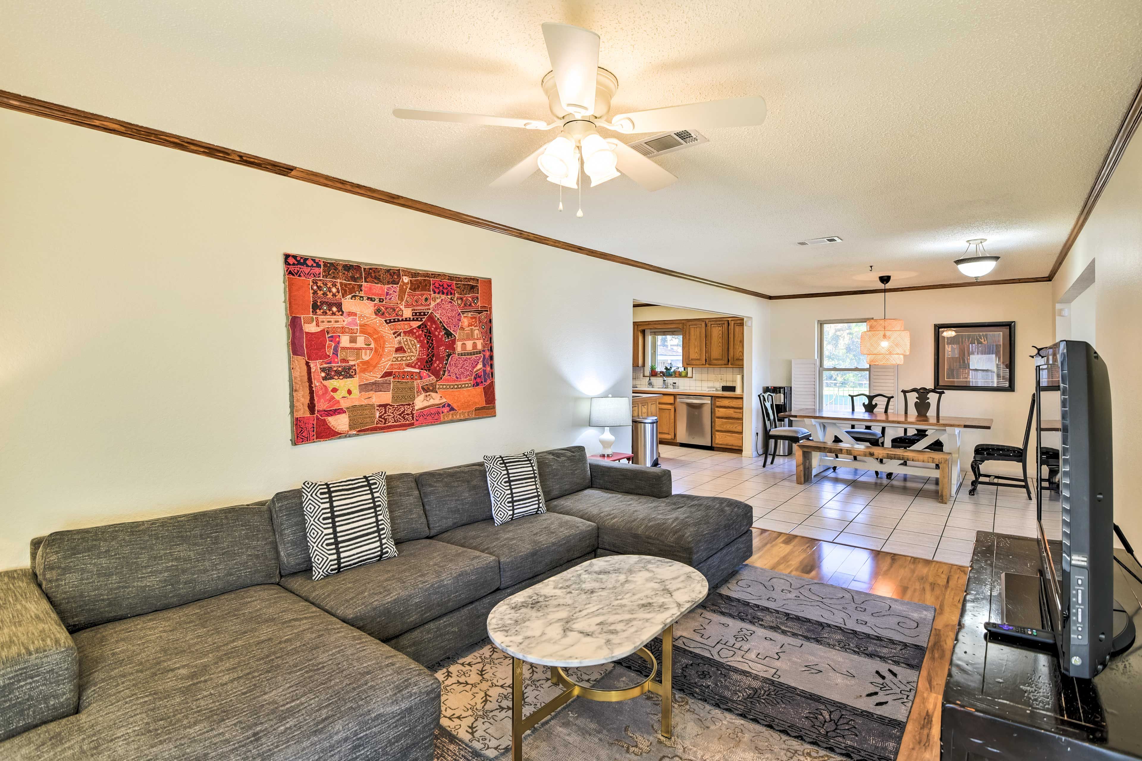 Living Area | Smart TV w/ Cable