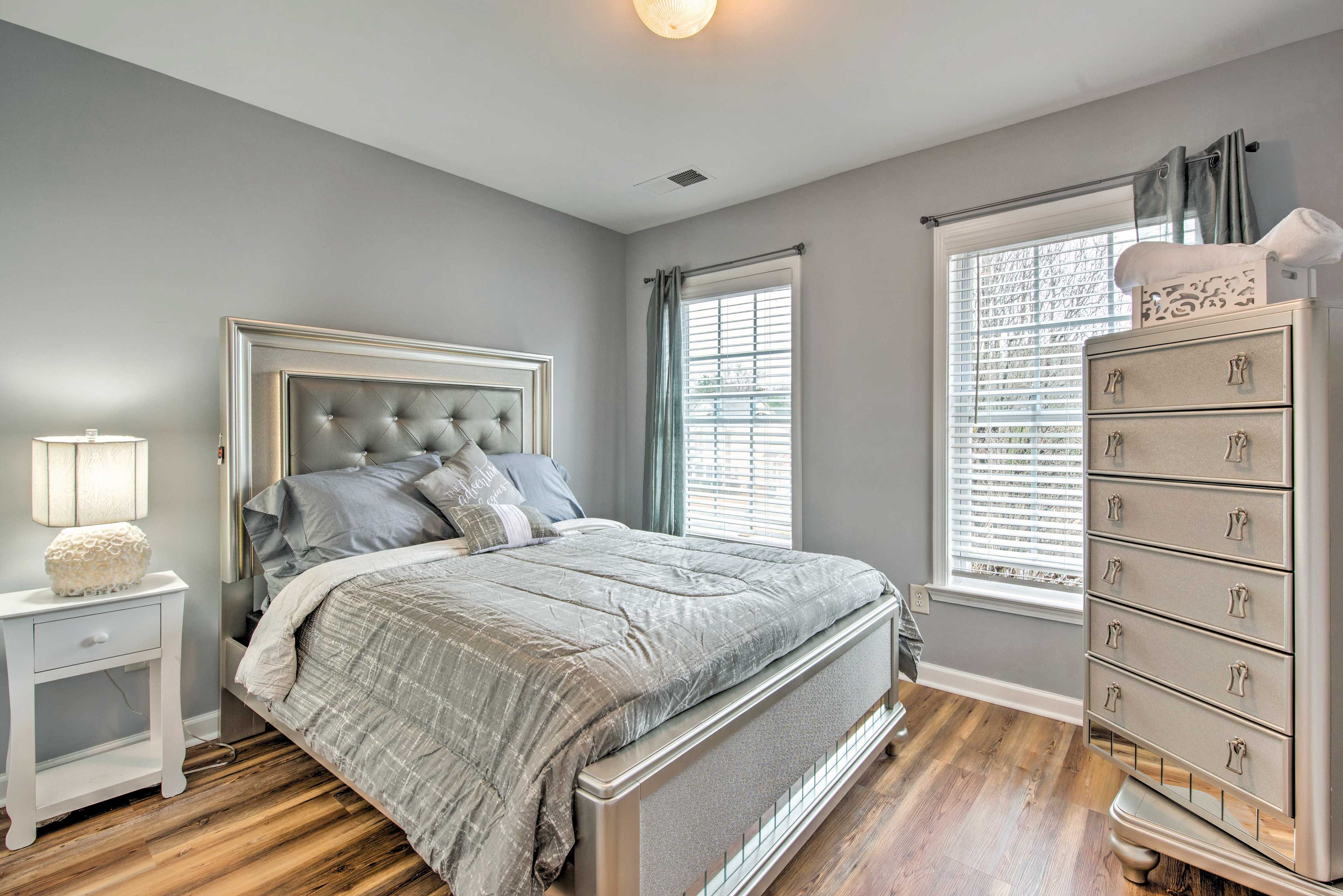 Bedroom 2 | 2nd Floor | Queen Bed | Smart TV w/ Cable