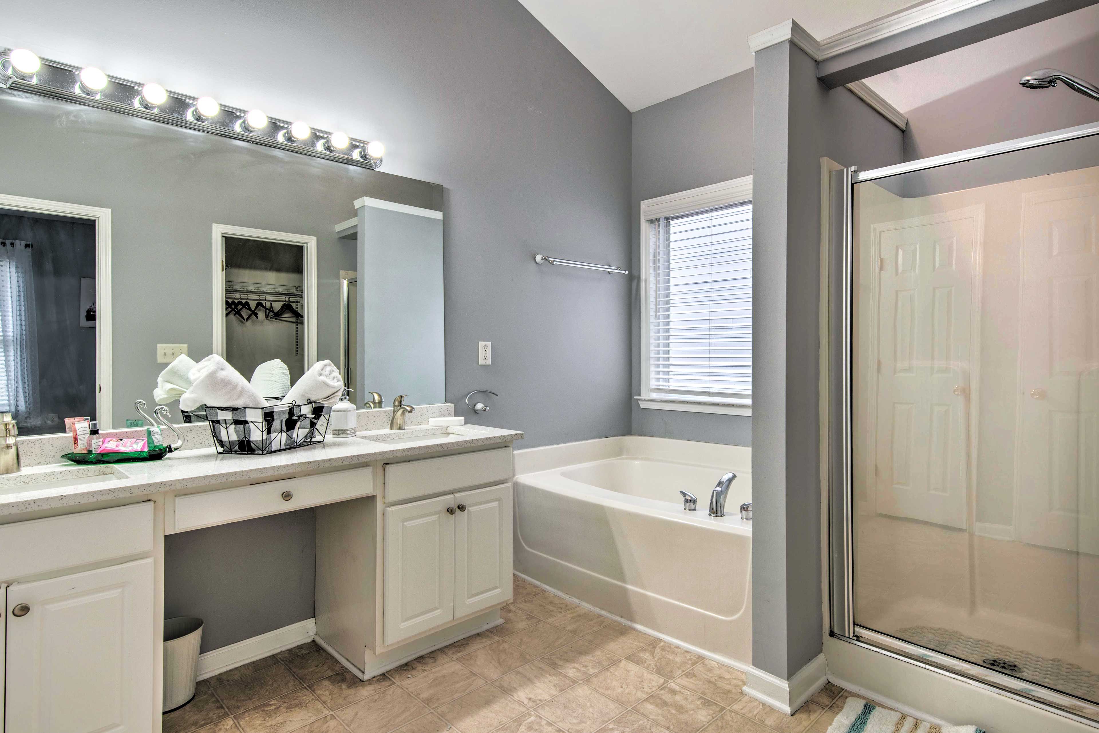 Full Bathroom | Towels Provided | Complimentary Toiletries
