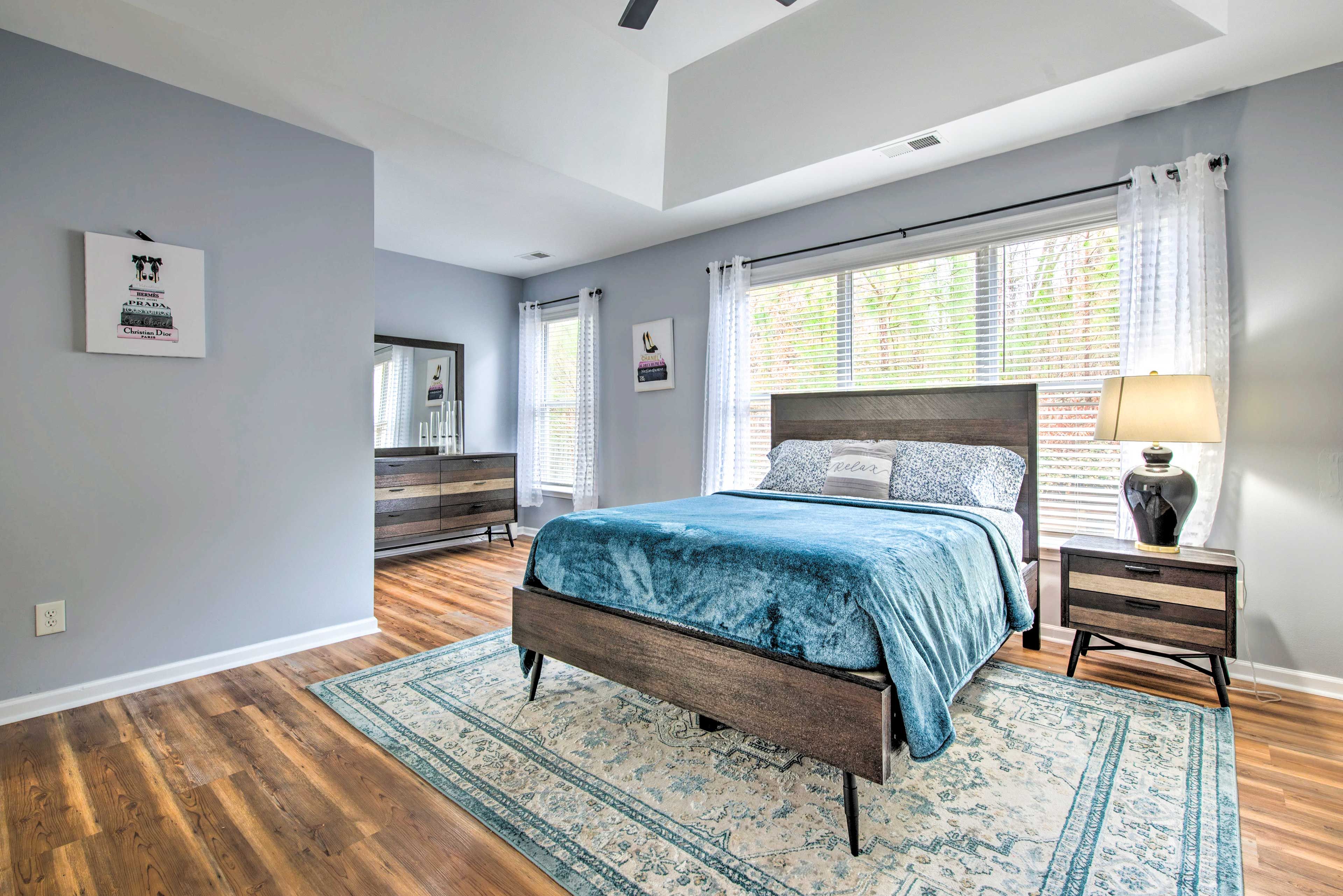 Bedroom 1 | 2nd Floor | Queen Bed | Linens Provided | Smart TV w/ Cable