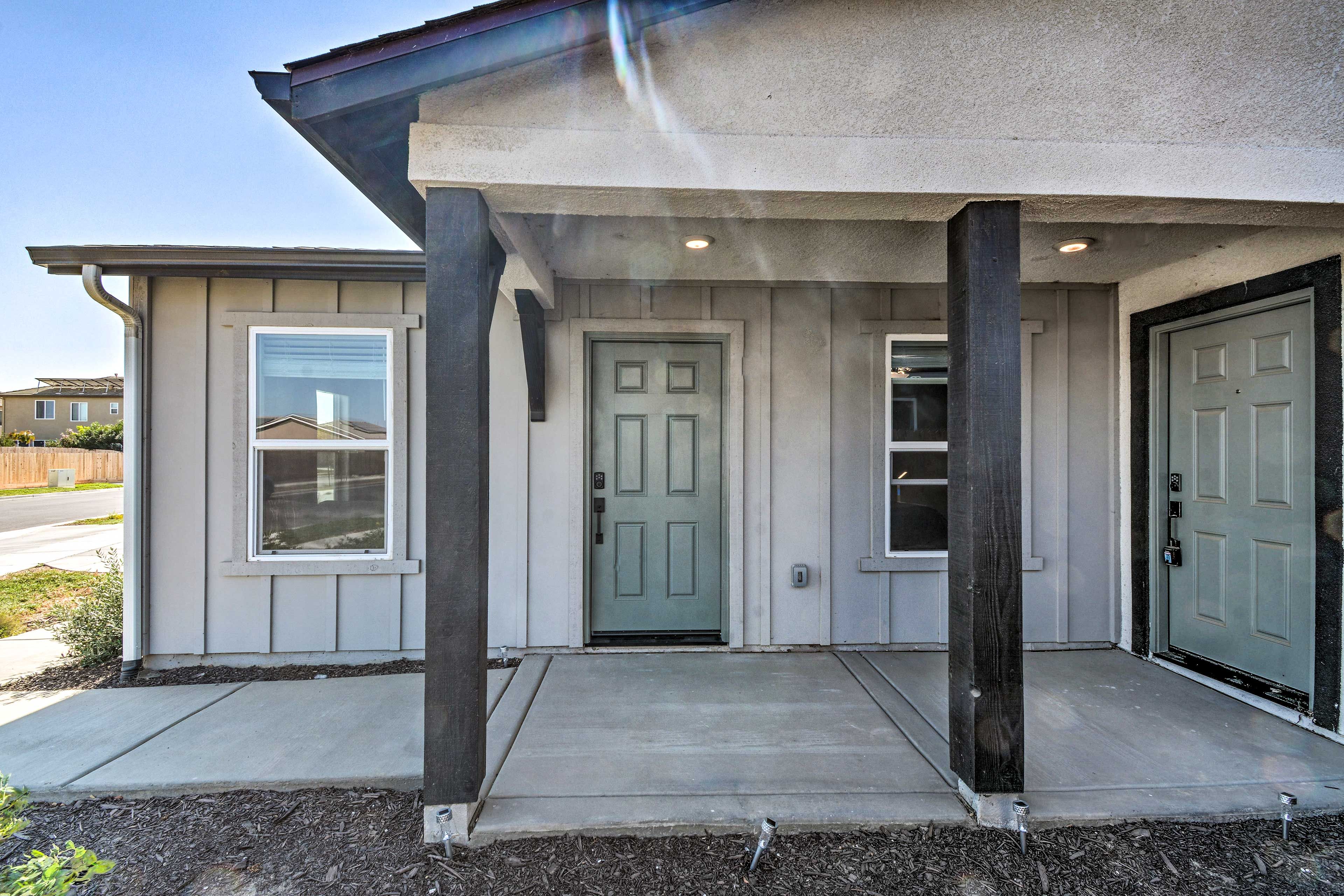 Exterior | Parking | Driveway (1 Vehicle) | Street Parking