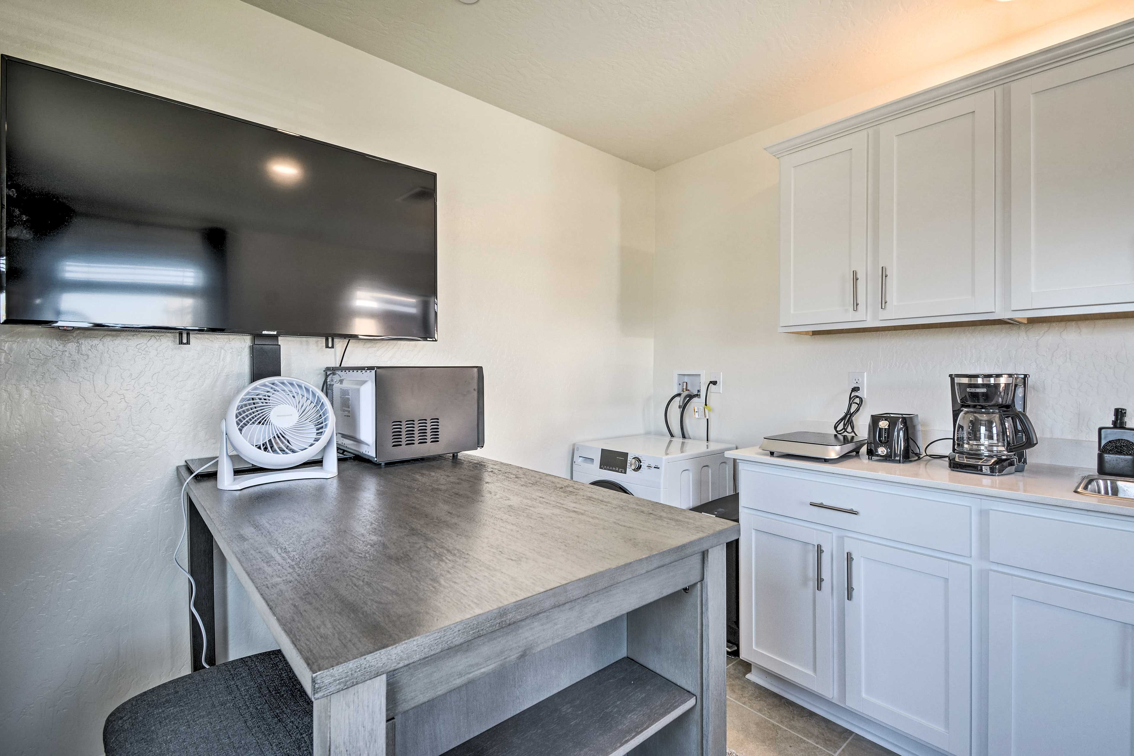 Dining Room | Dishware/Flatware Provided