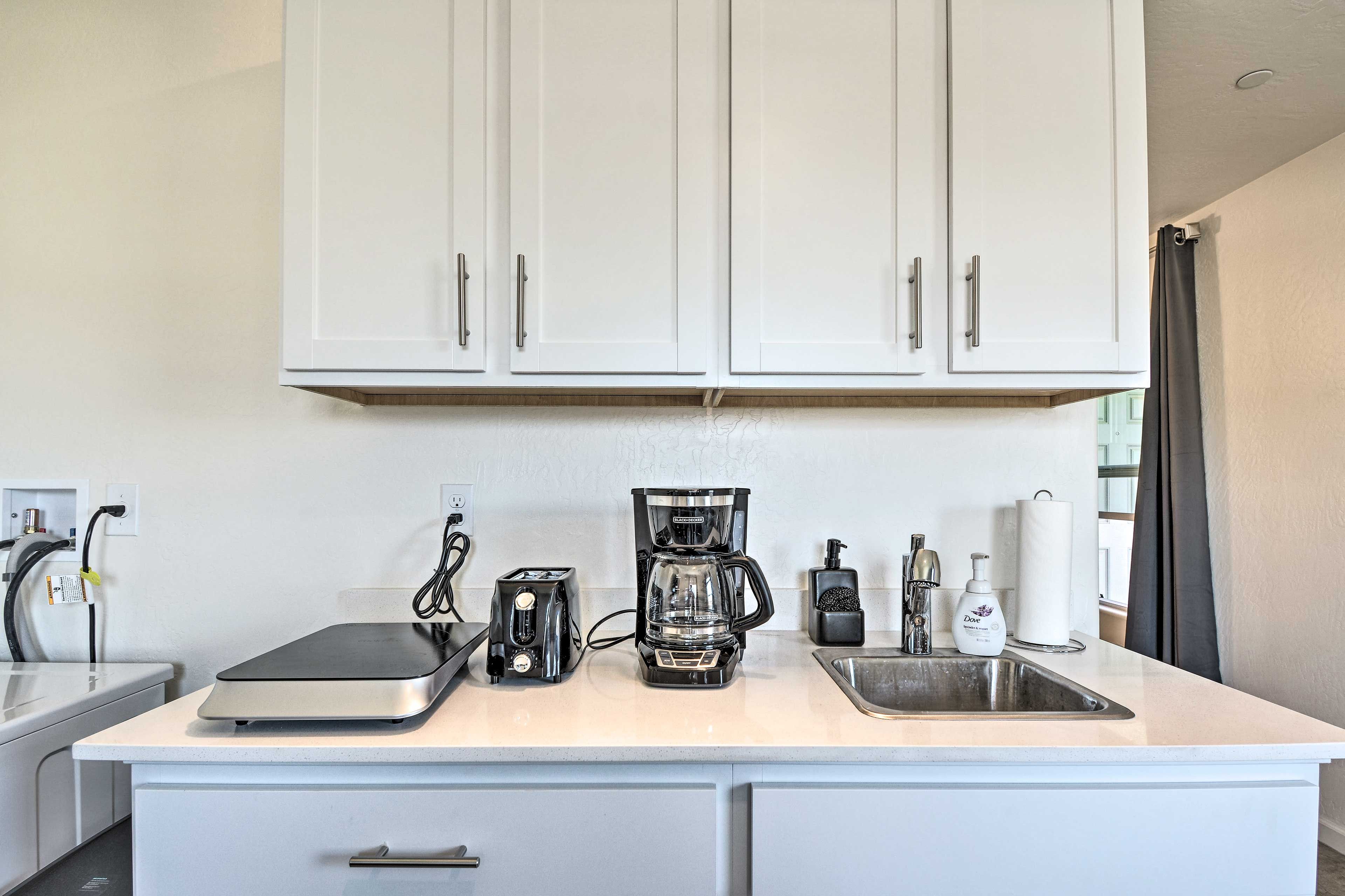 Kitchenette | Cooking Basics | Coffee Maker | Paper Towels/Trash Bags Provided