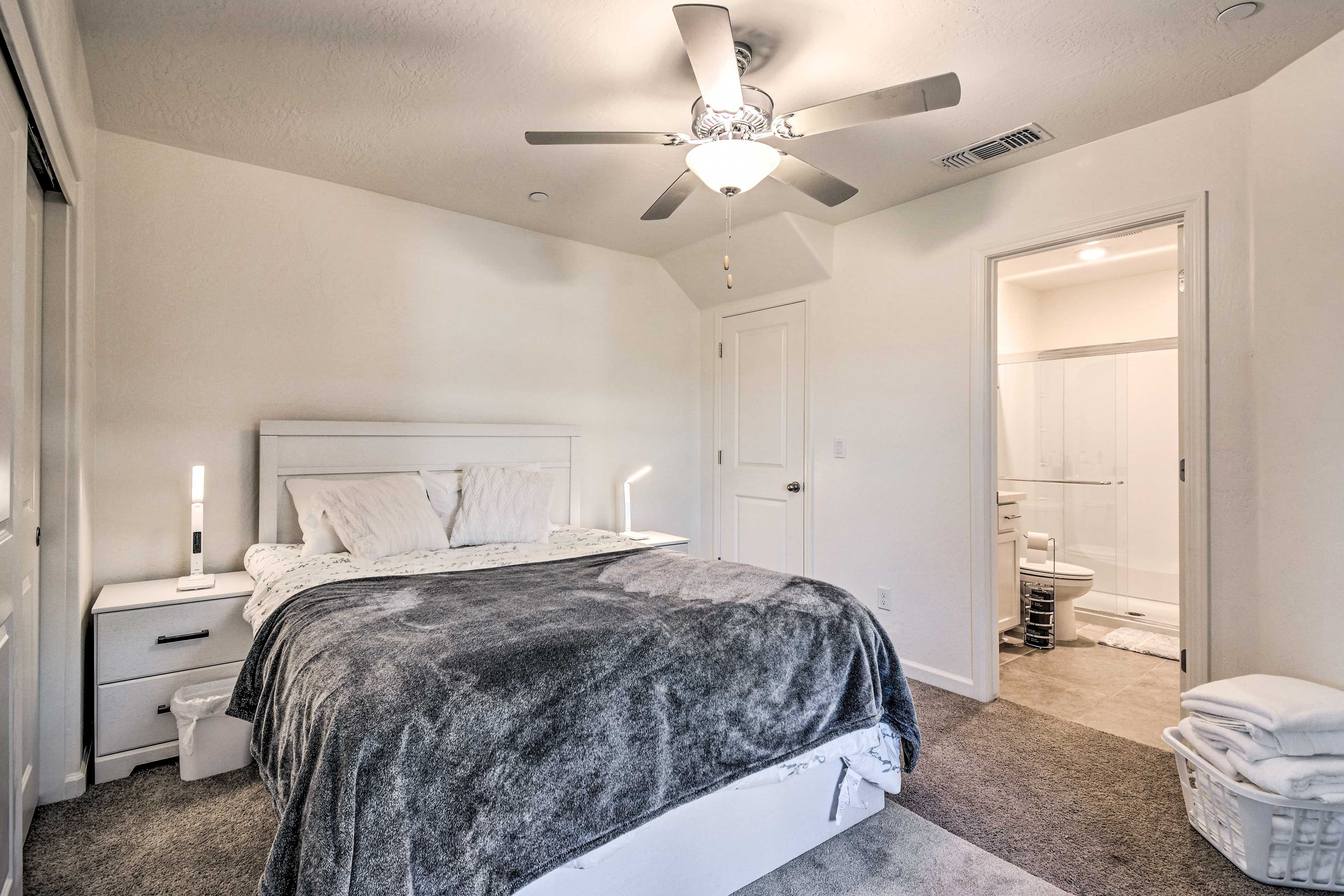 Studio | Queen Bed