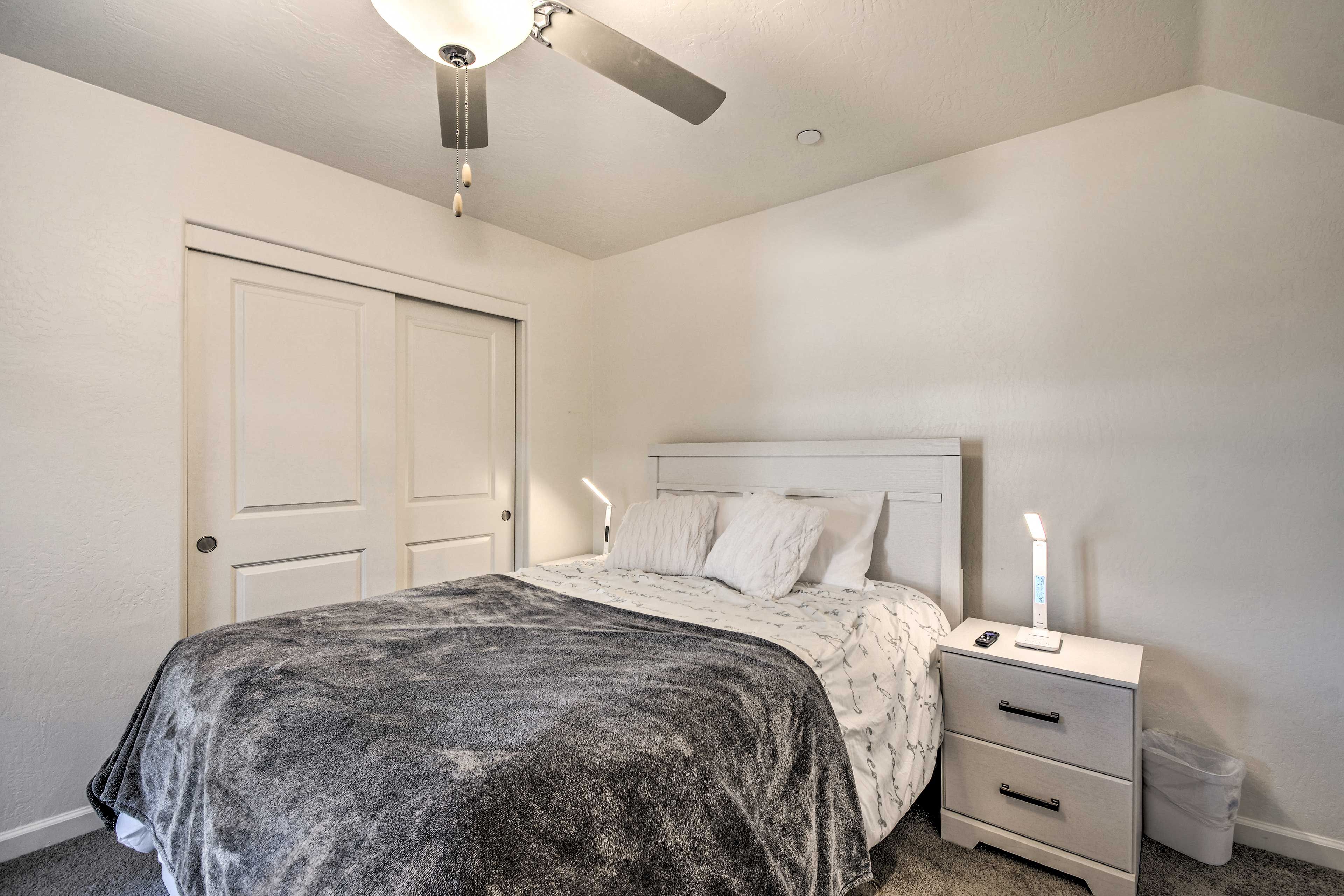 Studio | Queen Bed | Linens Provided | Smart TV