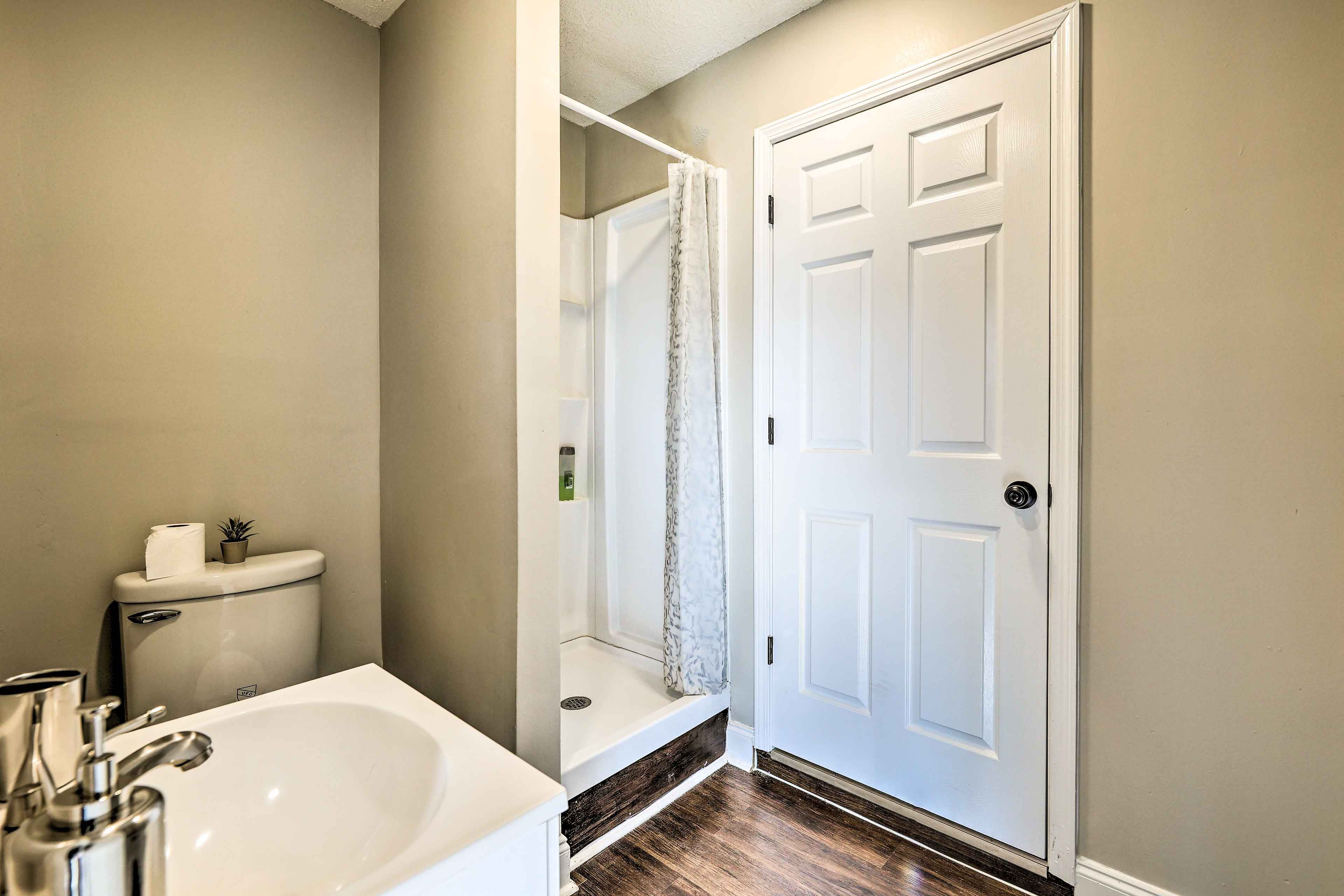 Full Bathroom | Towels Provided | Complimentary Toiletries